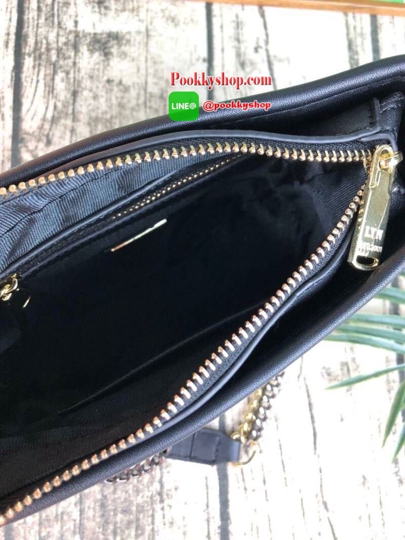 LYN ROCK STAR กระเป๋าสะพายสไตล์แบรนด์ดัง ตัวกระเป๋าเดินด้านเป็นลายสวยงาม พร้อมตกแต่งน่ารักลงตัวมากๆ มีหมุดที่ฐานกระเป๋าทั้ง4 มุม เปิดปิดแบบซิป ด้านในมีช่องซิปเล็ก 1 ช่อง ใส่ iPhone plus กระเป๋าเงินใบกลางได้จ้า อะไหล่ที่สายสะพายเป็นแบบ two-tone มีสายหนังรอ