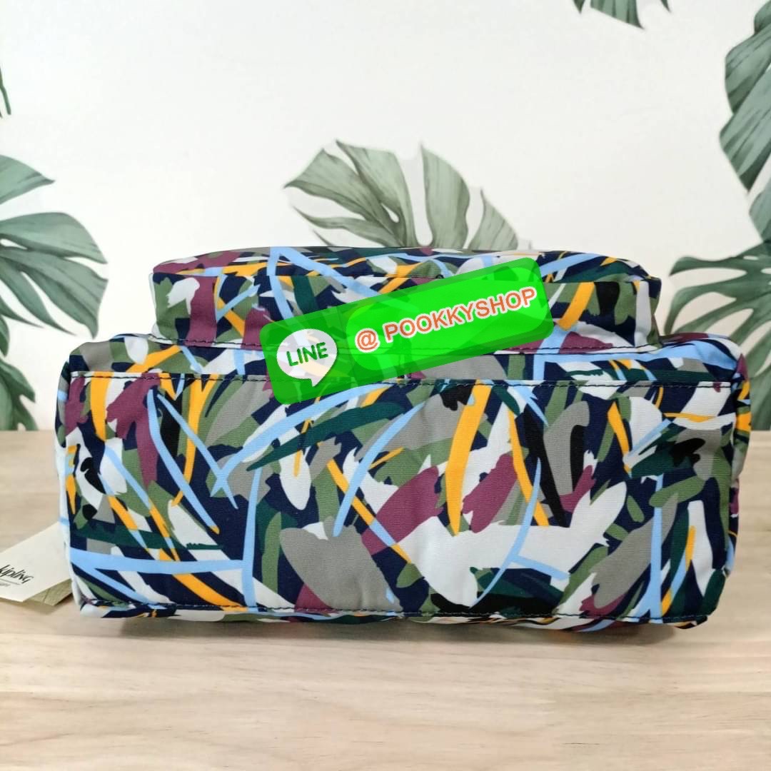 KIPLING RETH CROSSBODY BAG วัสดุ Nylon+polyester กระเป๋าสะพายข้างหรือ สะพาย Crossbody ได้ เปิด-ปิด ด้วยซิปปั๊มแบรนด์ที่หางซิป พร้อมช่องช่องหน้าแยกใส่ของใช้เล็กๆ น้อยๆ ได้ ช่องหลัก 2 ช่อง ด้านในโล่งกว้าง สามารถจุสัมภาระได้เยอะ มีช่องซิปด้านในและสายคล้องพวง