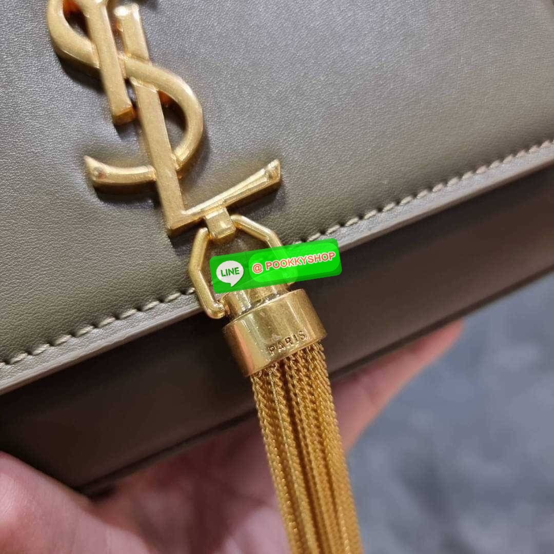 จัดให้อย่างสาสม!! กับกระเป๋าสะพาย Yves Saint laurent small kate bag สุดหรู จากเคาน์เตอร์ vip dutyfree ทรง woc ที่แสนจะฮอตปรอทแตก ดีไซน์เรียบ แต่แอบมีดีเทลความหรูที่พู่ห้อยสีทองโดดเด่น เพิ่มความแพงอีกหนึ่ง วัสดุหนังแท้สัมผัสดีงาม ใช้งานง่ายเพียงแค่เปิด-ปิด