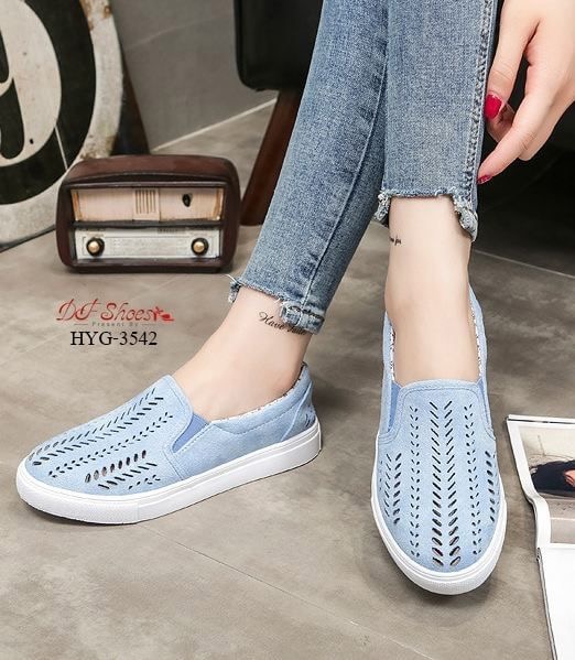 สินค้าพร้อมส่ง รองเท้าลำลองนำเข้า วัสดุผ้าสักหลาดฉลุ ระบายอากาศดี ด้านในซับในด้วยผ้า พื้น PU กระชับเท้าค่ะ