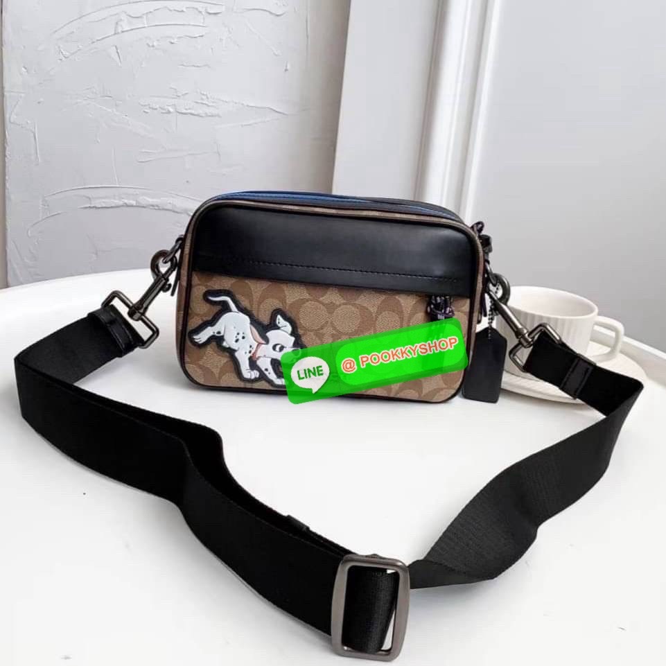 🎯COACH F91498 GRAHAM CROSSBODY IN SIGNATURE CANVAS ✨ Coach F91498 รุ่น Graham Crossbody กระเป๋าทรงเหลี่ยมขนาดกลาง แนวสปอร์ตหรู มีสายสะพายปรับระดับได้ เหมาะกับทุกลุค ไม่ว่าจะวันทำงาน หรือวันชิลล์ เรียบ เท่ ใช้ได้ทุกวันแบบมีดีไซน์