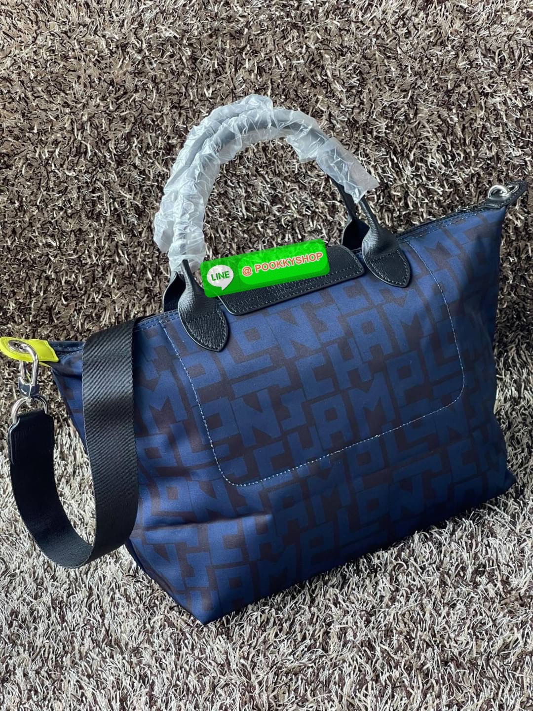 💕Longchamp LE PLIAGE LGP TOP HANDLE BAG M พบกับคอลเลคชั่นใหม่ล่าสุด มีดีไซน์ที่เรียบหรูและคลาสสิก แฝงด้วยลูกเล่นแบบเฟมินีน แถมยังมีน้ำหนักเบาอย่างไม่น่าเชื่อ มาพร้อมกับหูจับกระเป๋าคู่และฝาปิดแบบกระดุม กระเป๋าถือใบนี้สามารถใช้ถือแบบทั่วไป มีสายสะพา