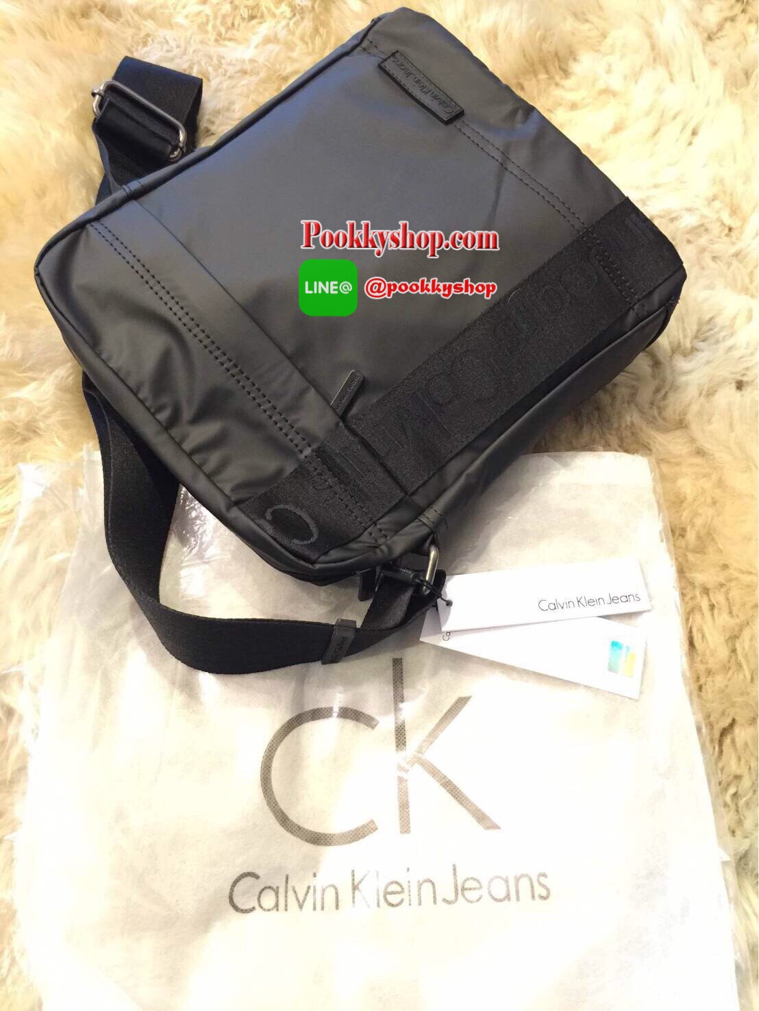 Restock! "CALVIN KLEIN" JEANS CROSSBODY BAG (Size L) กระเป๋าสะพายรุ่น Limited Edition จาก Calvin Klein Jeans วัสดุ Nylon + Polyester 100% คุณภาพดีเนื้อนิ่มน้ำหนักเบา กันน้ำ ด้านหน้ามีโลโก้ Calvin Klein Jeans พร้อมช่องซิป1ช่อง เปิดปิดด้วยซิปสะดวก
