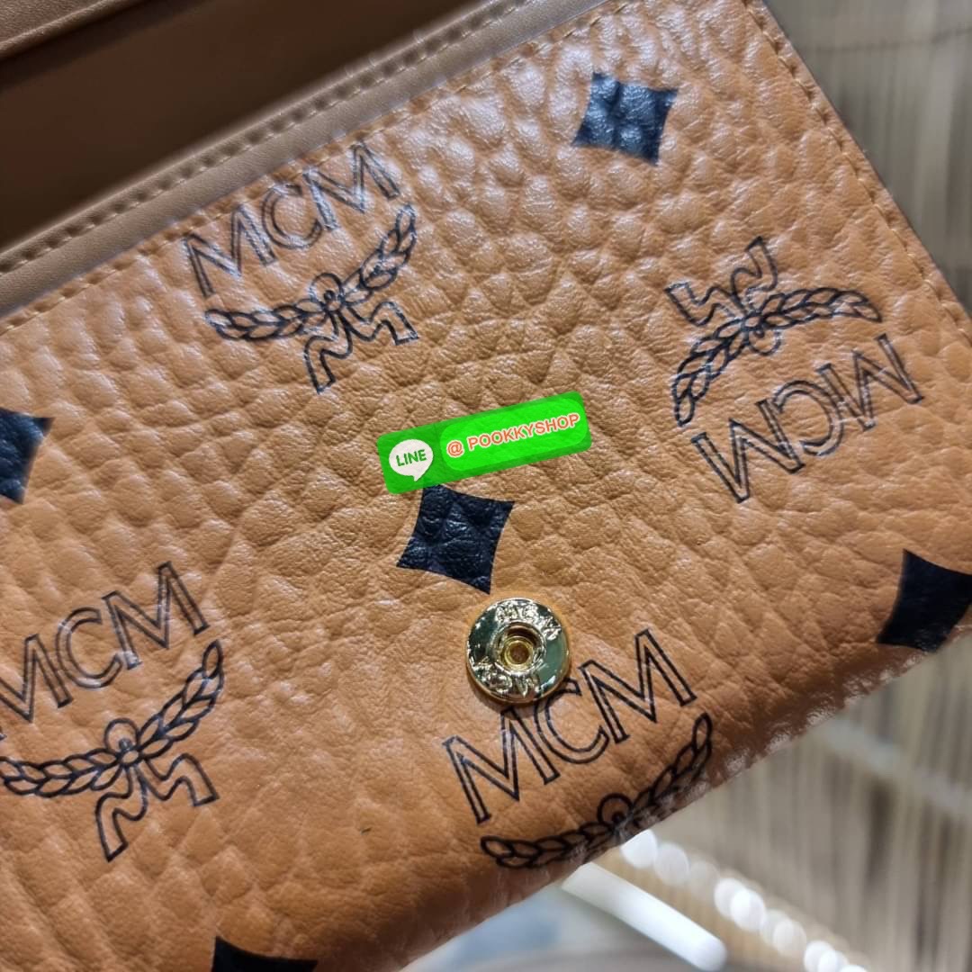MCM PATRICIA THREE-FOLD WALLET IN VISETOS ดีไซน์ใหม่ กระเป๋าสตางค์ใบเล็ก รุ่นฝาพับ unisex ใช้ได้ทั้งหนุ่มๆและสาวๆน้า ใช้งานง่าย ด้วยกระดุมโลโก้ พกพาง่าย วัสดุหนังแคนวาสคุณภาพดี ภายในเป็นหนังแท้ นิ่ม สวย ใส่บัตรได้เยอะ ใส่ธนบัตรได้ทุกชนิด👍👍