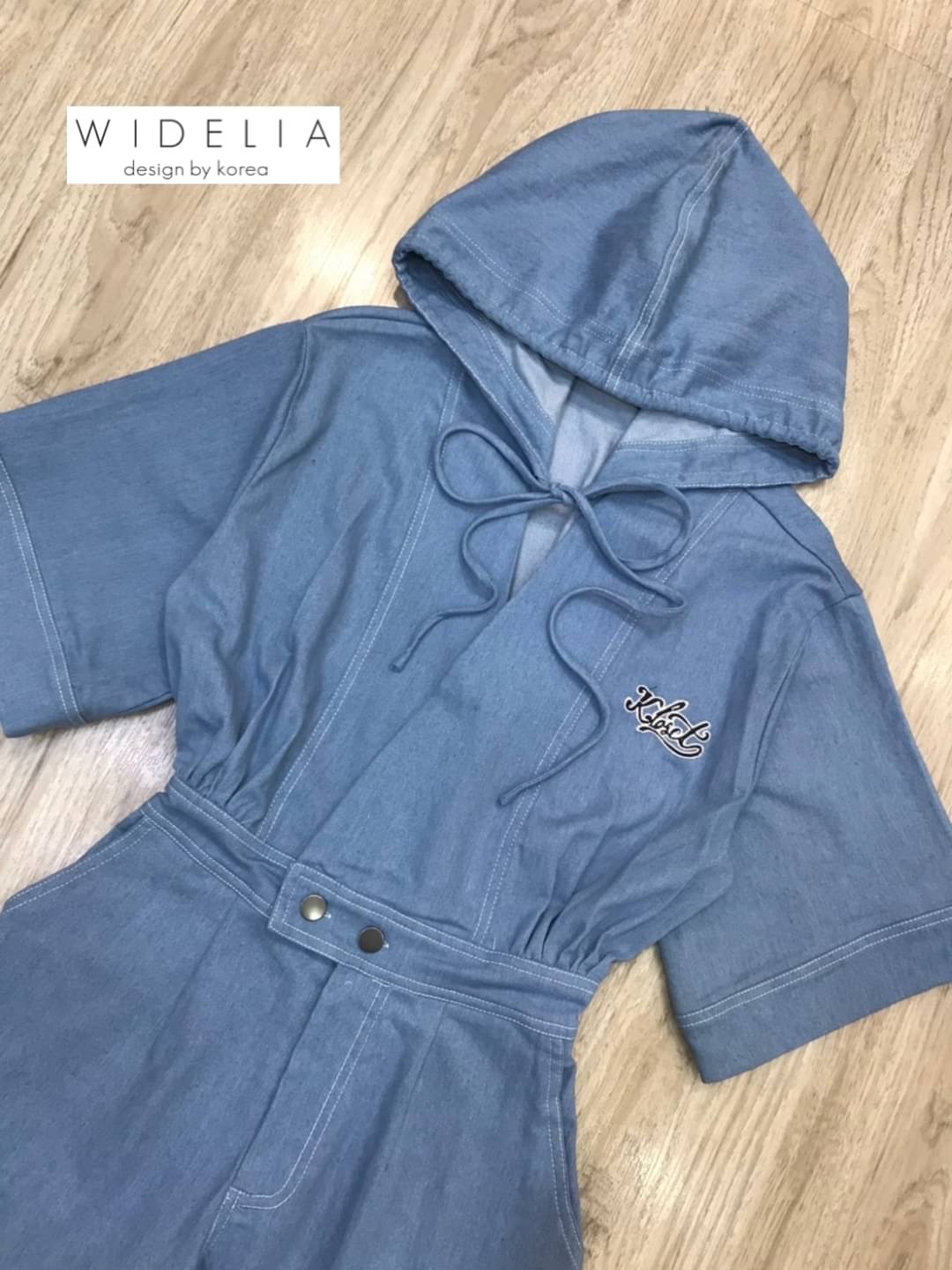 Jumpsuit>>งานดีขนาดนี้ไม่จัดไม่ได้แย้วววว ความสวยเราจัด เต็ม 💯 จั๊มยีนขาสั้นคอวีแต่งฮูดสวยแขนสั้นน่ารักสุดอ่ะ ตัวจั๊มติดกระดุมช่วงเอวเข้ารูปกระเป๋าสองข้าง หลังสม๊อคยีอได้จ้า คัตติ้งเป๊ะ บอกเลยมันสุดยอดจริงๆ ใส่เที่ยวถ่ายรูป รับรองน่ารักใช่ย่