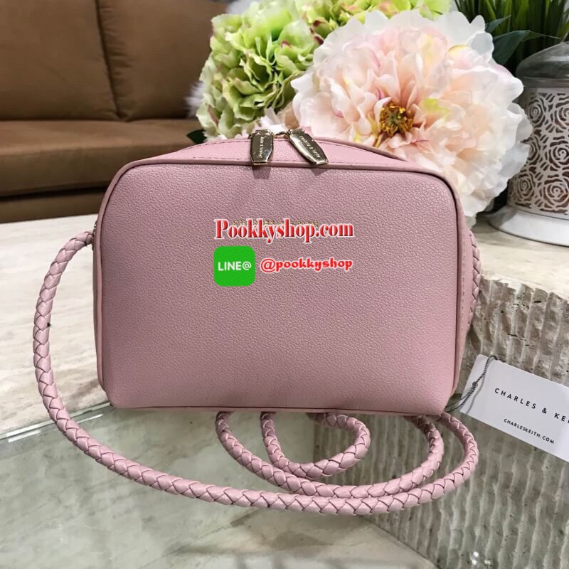 Don’t Miss! NEW ARRIVAL! CHARLES & KEITH SMALL CLASSIC CROSSBODY BAG กระเป๋าสะพายทรงเหลี่ยมรุ่นชนช็อปขนาดกำลังดีหนังสวยอยู่ทรงมีเทคเจอร์ เปิดปิดด้วยซิปหัวซิปแบรนด์ สามารถใส่ iphone ของใช้ได้เยอะมาพร้อมสายสะพายหนังถัก Crossbody ได้ เป็นอีกหนึ่งรุ่น Best Se