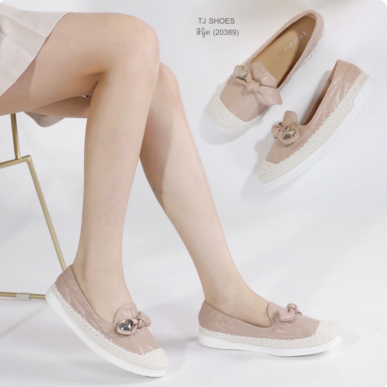 พร้อมส่งแบบใหม่มาแรง รุ่นนี้เป็นงานสั่งทำพิเศษ คุณภาพดีมากๆ - หนังรุ่นนี้นิ่ม นิ่มมากนิ่มสุดๆ - พื้นบุนวมนิ่มใส่นุ่มสบายมาก น้ำหนักเบา - ใส่นุ่มเดินทั้งวันได้สบายมากๆ - สวยใส่ง่าย แมทได้กับทุกชุด ใส่ได้ตลอดไม่ตกเทรนด์ - ส้นเกรดพรีเมี่ยมกันลื่นอย่างดี