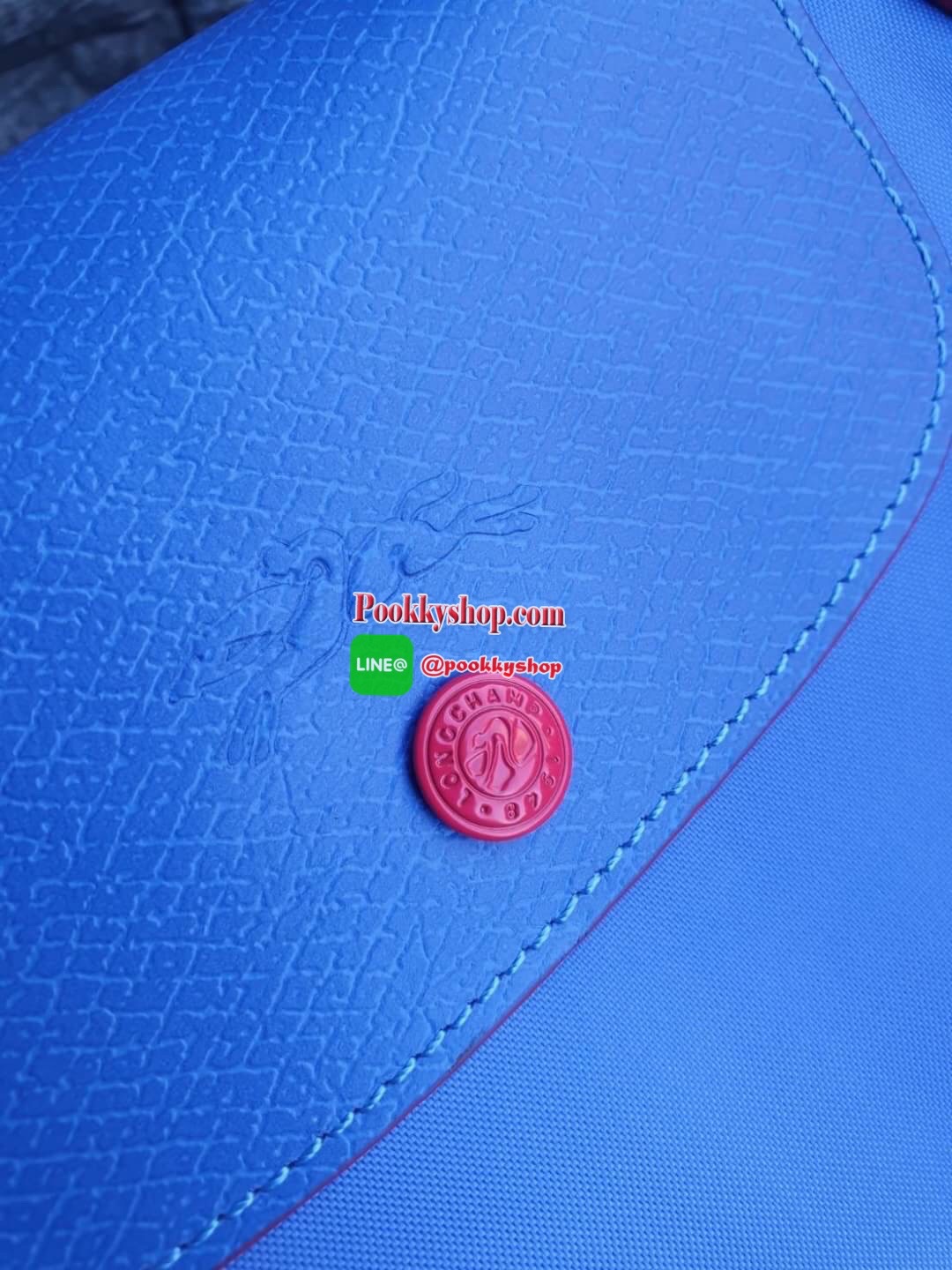 Longchamp Le Pliage Club Tote Bag Size L หูยาว วัสดุเนื้อผ้า Nylon Canvas เคลือบกันนำ้ ตัดด้วยหนังแท้ที่มีน้ำหนักเบา ดีไซน์เรียบง่ายแต่เต็มไปด้วยความคลาสสิก จนเป็นที่ชื่นชอบไปทั่วโลก Longchamp ปรับโฉม LE PLIAGE ด้วยการปักลายรูปม้า-ตราสัญลักษณ์ของแบรนด์บนผ