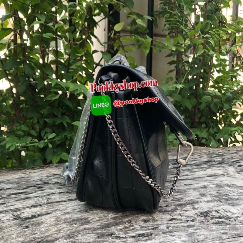 ZARA SOLF ROCK SHOULDER BAG Outlet กระเป๋าสะพายข้างทรงเก๋ เดินด้ายทั้งใบ แต่งโซ่คล้องมาที่ด้านหน้า เปิดปิดแบบกระดุมแม่เหล็ก ก้านในมี 3 ช่องใหญ่ เป็นช่องซิปกลางรุ่นนี้จุของได้เยอะเลยครับ ใส่ iPad mini ได้สบายๆ สายสะพายจะทำเป็นสายคู่สะพายไหล่ หรือ ทำเป็นสาย