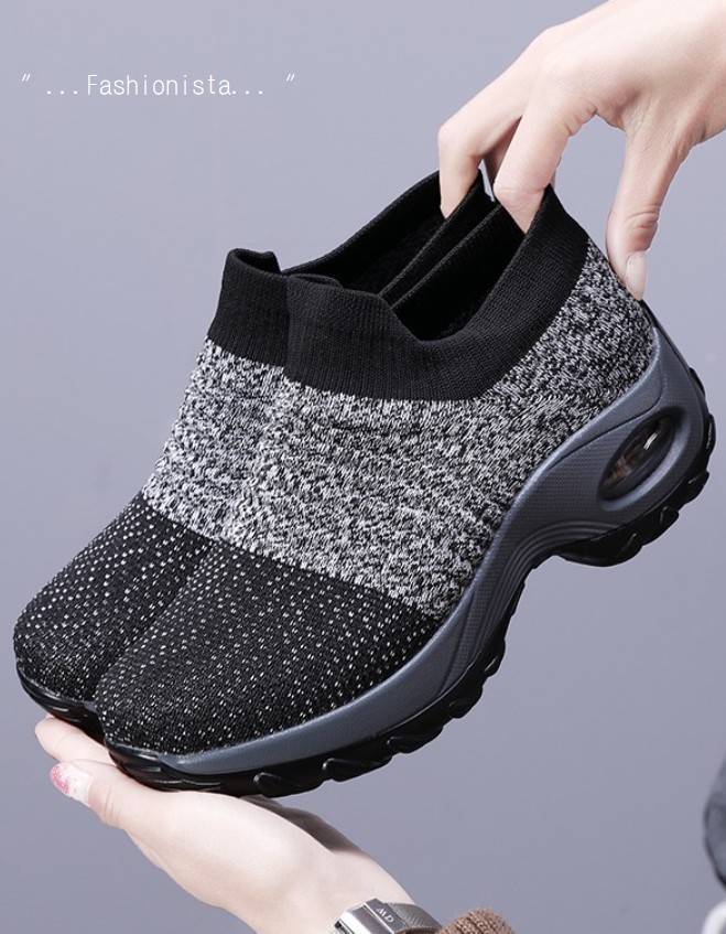 เข้าเพิ่มแล้วจ้าา สินค้าดีมีคุณภาพ!! แฟชั่นฮ็อตฮิตมาแรงงงงงง รองเท้าผ้าใบแฟชั่นสไตล์สปอร์ต เนื้อผ้าหนานุ่มมากก ยืดหยุ่นคืนรูปได้ดี ไม่ย้วยไม่แฟ่บ เสริมพื้น 4 c.m. พื้นยางยึดเกาะดีหนึบมากเดินไม่ลื่น คู่นี้ใส่เที่ยวใส่ออกกำลังกายคู่เดียวกันได้เลย ใส่สบาย วั