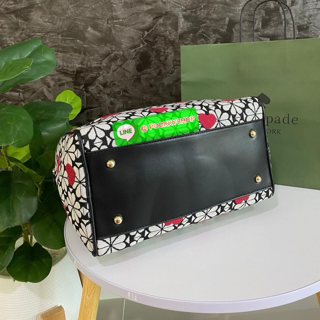 KATE SPADE NEW YORK SPADE FLOWER JACQUARD MANHATTAN DOCTORS BAG กระเป๋าถือหรือสะพายใบใหญ่ทรงหมอน โดดเด่นด้วยลวดลายเอกลักษณ์ทั้งใบ ด้านหน้าตกแต่งด้วยชื่อแบรนด์ เปิด-ปิดกระเป๋าด้วยซิปคู่ ด้านในโล่งกว้าง จุของได้เยอะมากค่ะ มีช่องซิปเล็กและช่องใส่ของจุกจิกค่ะ