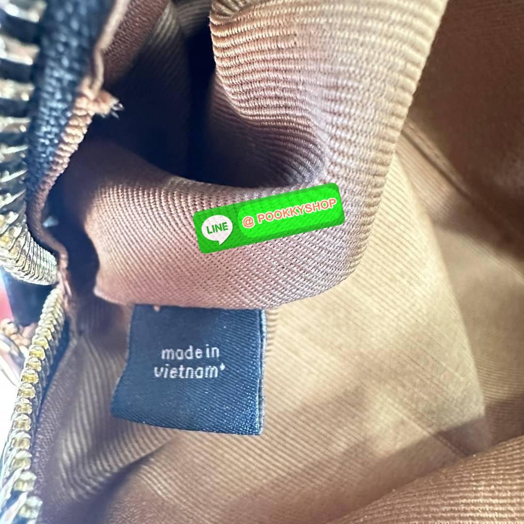 COACH MINI DARCIE CARRYALL IN BLOCKED SIGNATURE CANVAS (CH287) 👜คอลเลคชั่นใหม่สุดปัง ลุคคุณนายจะถือหรือสะพายข้างก็เริ่ดคะ รูปทรงถังไซส์เล็กวัสดุแคนวาสตัดหนังแท้ สายสะพายข้างถอดออกได้ มีหูหิ้วในตัว ภายในเป็นช่องโล่ง กว้างมีช่องแบ่งสัดส่วนใส่ของได้ค