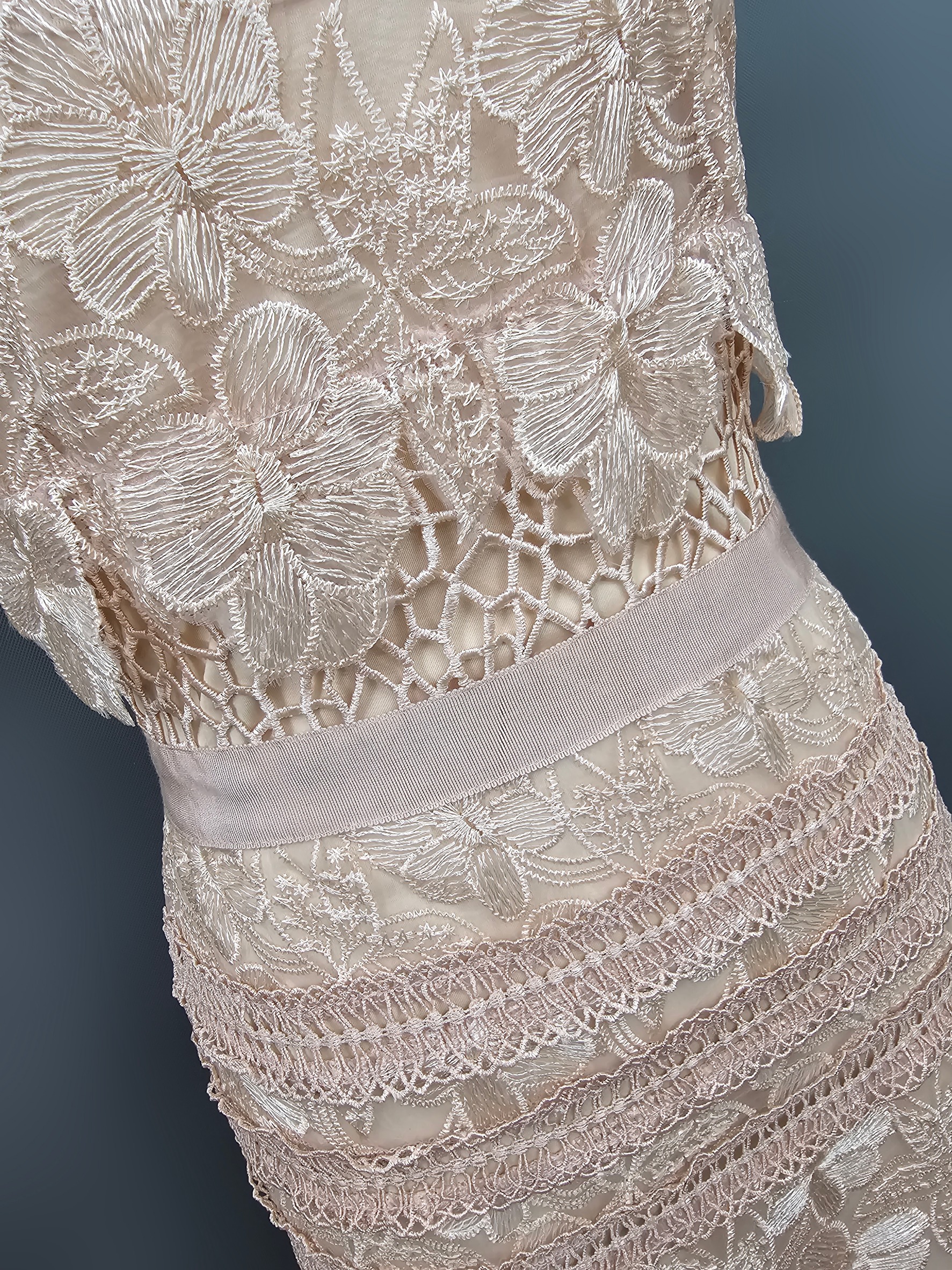 เดรสเสื้อแขนกุดแต่งคอปก กระโปรงทรงสอบ ทำจากผ้าลูกไม้โครเชต์