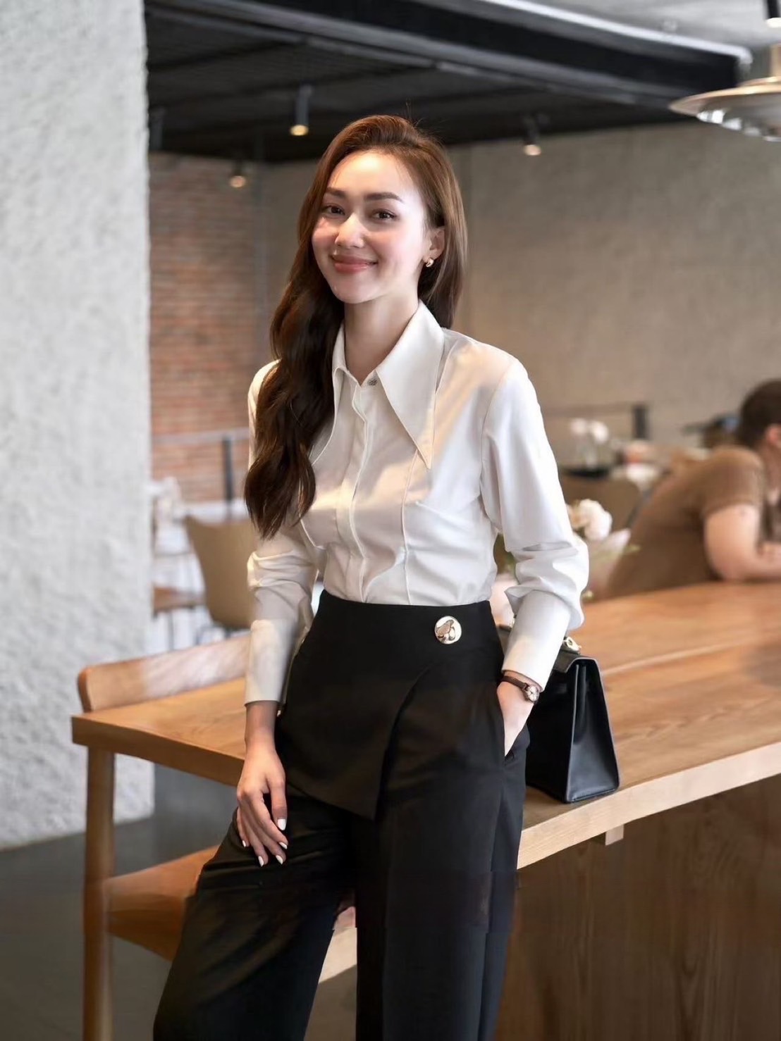 ชุดเซทแฟชั่น เสื้อเชิ้ตคอปกดีไซน์เก๋ ด้านหน้ากุ๊นเป็นเส้นตรง กระดุมซ่อนด้านหน้าใช้งานได้จริง