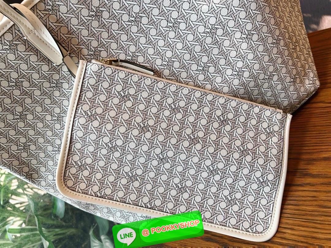 TORY BURCH EVER READY ZIP TOTE BAG 💌พร้อมส่ง! กระเป๋าทรงTote ที่ทำให้ทุกๆวันง่าย หยิบจับของสะดวกพกพาสะบาย หนังแท้ ทั้งใบพิมพ์ลายสวยค่ะ ✔️มาพร้อมกระเป๋าลูกแบบซิป สามารถแยกออกใช้งานได้ต่างหาก ภายในใส่มือถือลงไปได้ค่ะ ✔️ใบหลักมีซิปปิดปา