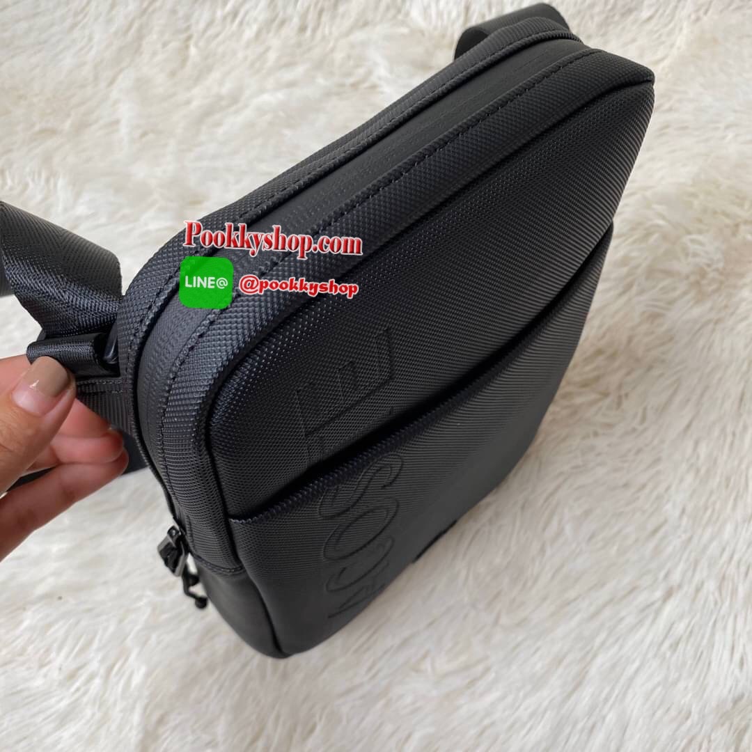 ลาคอส Classic Crossbody Bag กระเป๋าสะพายรุ่นยอดนิยม วัสดุ PVC ด้านหน้ามีโลโก้แบรนด์สวยโดดเด่น มีช่องเล็กใส่ของจุกจิกเปิดปิดด้วยกระดุมแม่เหล็ก ด้านหลังเรียบ มีช่อง1ช่องส่วนช่องด้านในกว้างเปิดปิดกระเป๋าด้วยซิปสะดวกใช้ มีช่องซิปและช่องเสียบด้านข้าง สายสะพา