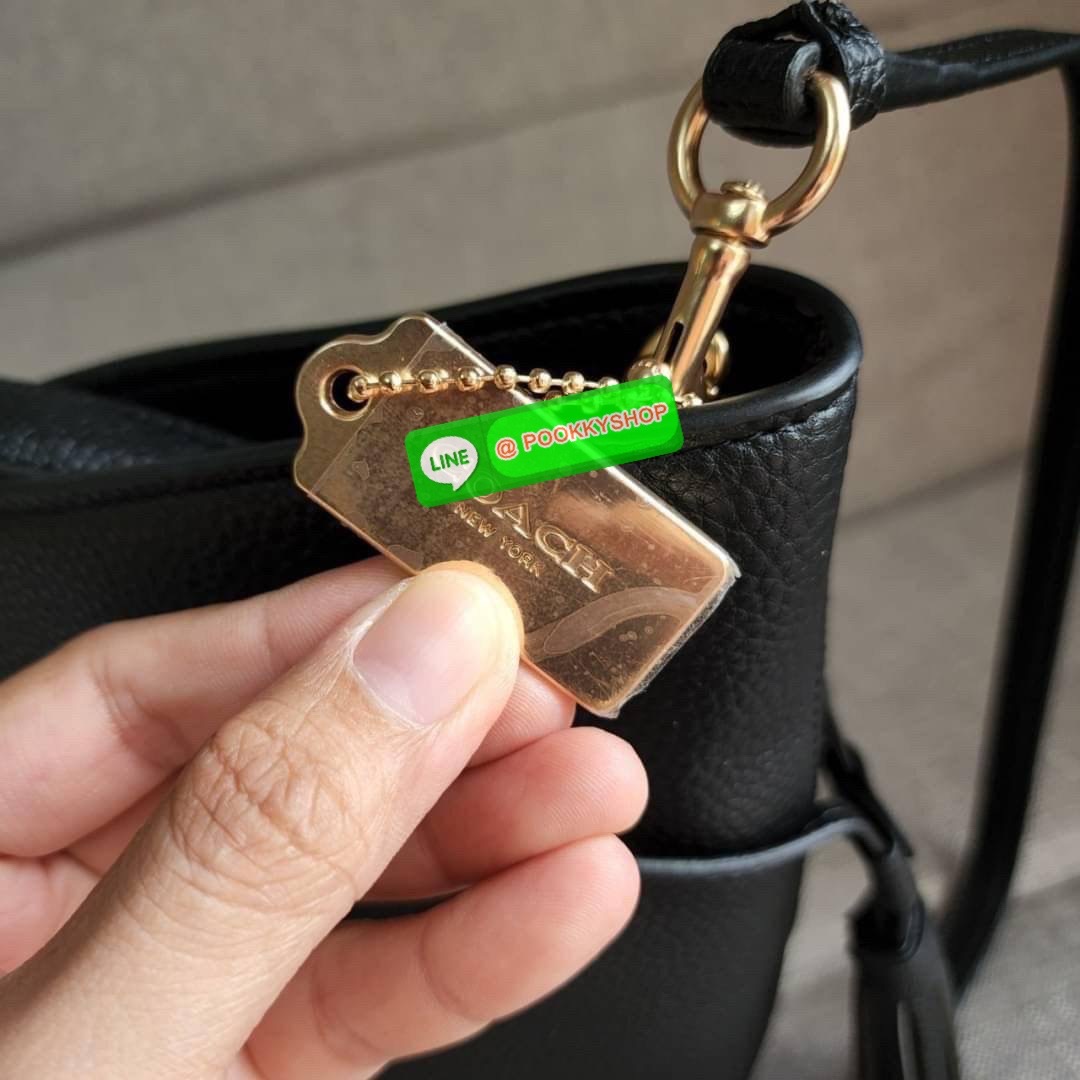 COACH ANDY CROSSBODY WITH HORSE AND CARRIAGE (COACH CA213) กระเป๋าสะพายคอสบอดี้ ดีไซต์สุดเก๋ วัสดุหนังแท้ทั้งใบ กระเป๋าเอนกประสงค์ ด้านในมีซิป รูดปิดด้วยเชือกและกระดุมแม่เหล็ก ซับในด้วยผ้า ด้ามถอดได้ ดรอป 5 1/4"สายสะพายถอดได้ สายสะพายยาว 21" สำห