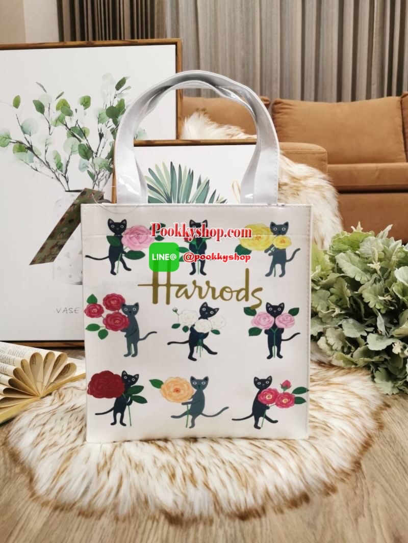 ลายนี้เข้าแล้วนะคะ! พร้อมส่งไอเท็มยอดนิยม! Harrods London Top-handle Shopping Bag กระเป๋า Shopping แบรนด์ดังจากอังกฤษรุ่นยอดนิยมวัสดุ PVC+Polyester 100% ของแท้เนื้อหนาอยู่ทรงกันน้ำ ขนาดกำลังดี น้ำหนักเบา เปิดปิดด้วยซิปสะดวกใช้หัวซิปปั้มโลโก้แบรนด์อะไหล่เง