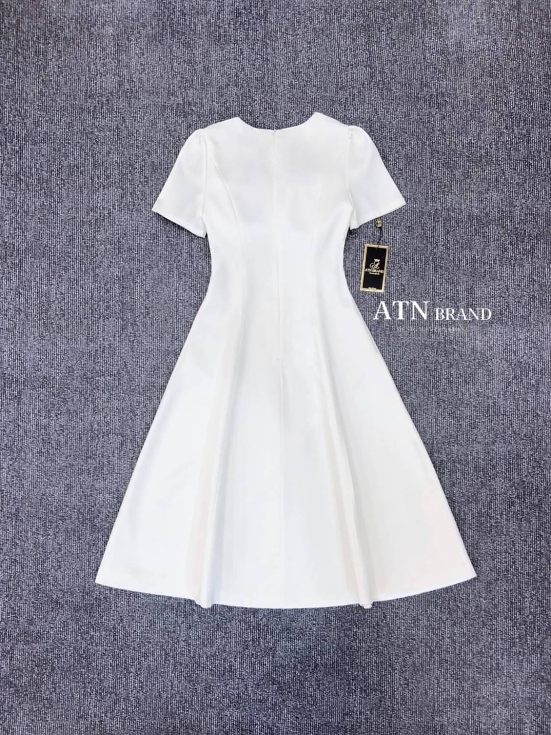 เดรสสีขาวผ้าซาตินเกรดพรีเมี่ยม ผ้าดีเกินราคามากๆ อยากให้มาสัมผัสเนื้อผ้าเลยค่ะ ช่วงอกแต่งกระดุมเพชรวิบวับ อกเสริมฟองน้ำ ซับในอย่างดี ซิปหลังยาวสวมใส่ง่าย ใครกำลังมองหาชุดสวย เรียบหรูดูแพง ใส่งานบุญ หรือจะเก็บไว้ใส่ทำบุญช่วงเทศกาลกินเจ ใส่ทำบุญวันออกพรรษา