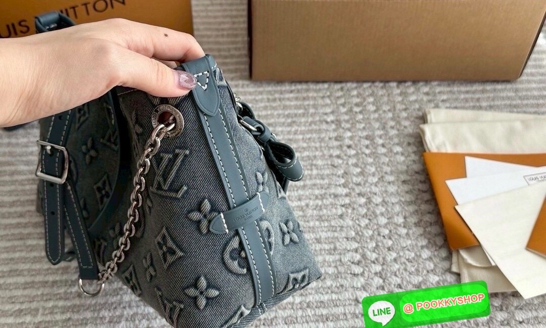 🕊️ พร้อมส่ง | LV CarryAll BB Monogram Denim Bag กระเป๋าสะพายสุดไอคอนิกผสานสไตล์ล้ำสมัยเปี่ยมฟังก์ชัน ไซส์ใหม่ล่าสุด กะทัดรัดใช้งานได้คล่องตัวมากขึ้น เดนิมซีดสไตล์วินเทจ ปั้มนูนโลโก้ลายโมโนแกรม ส่งท้ายปีแบบสุดหรู มีสายสะพายหนังต่อโซ่เงิน ภายในจุของ