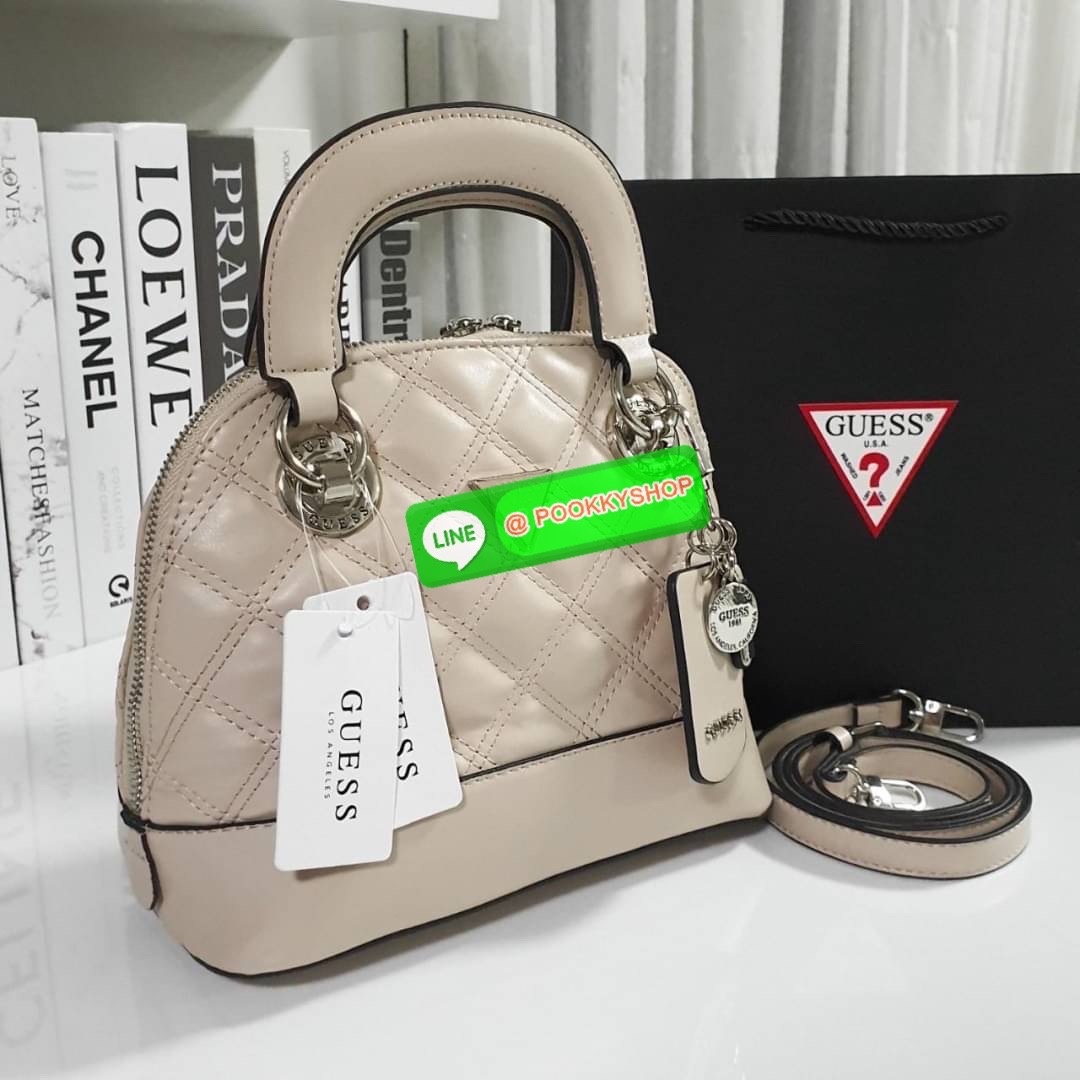 NEW ARRIVALS!! ✨ กระเป๋าถือทรงหรู GUESS CESSILY SMALL DOME SATCHEL HANDBAG วัสดุหนังสังเคราะห์นิ่มมืออะไหล่เงินทั้งใบ มีพวงกุญแจกิมมิคแบรนด์ประดับด้านหน้า เปิดปิดด้านซิปยาว ด้านในใส่กระเป๋าสตางค์ใบกลาง มือถือ ได้สะดวก พร้อมช่องซิป+ช่องใส่ของแยกให้