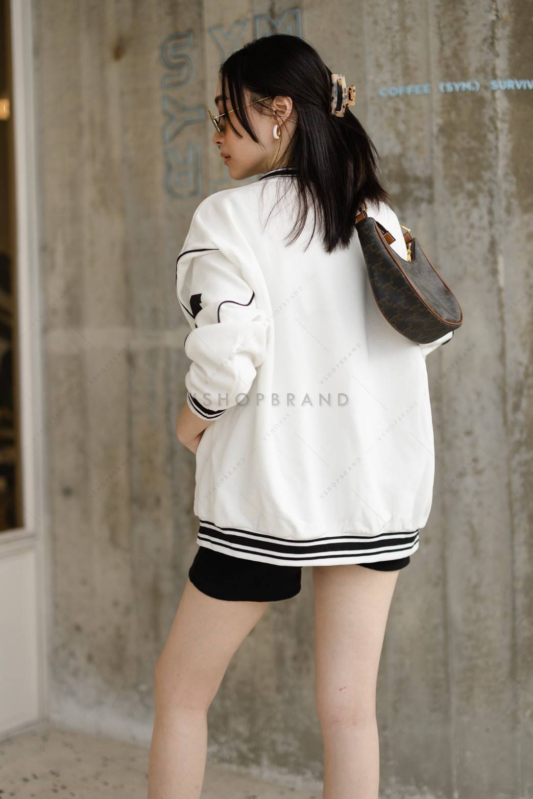 เสื้อแจ็คเก็ตเบสบอล ปักตัว M (กระเป๋าข้างใช้ได้จริง) สไตล์สาวสตรีท รุ่นนี้ผ้าเนื้อดีมากก ใส่แมทซ์กับเสื้อยืดเท่ ๆ สวยลงตัวมากค่ะ