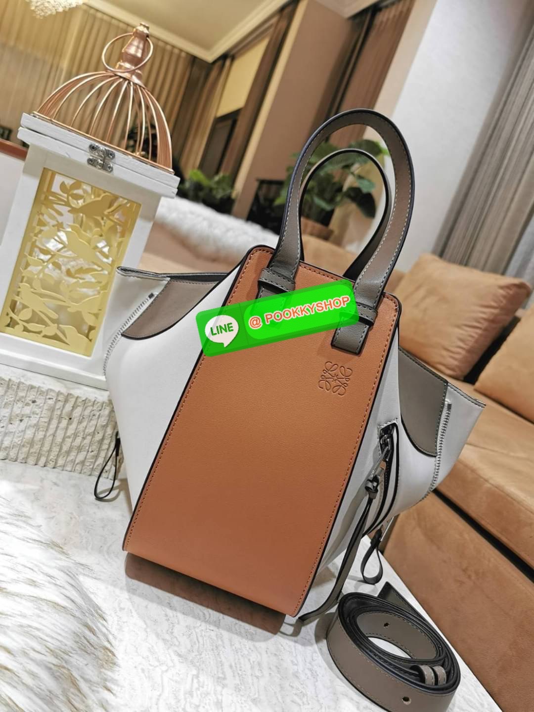 ✴️ห้ามพลาด!✴️LOEWE HANDLE & SHOULDER BAG VIP GIFT WITH PURCHASE (GWP) กระเป๋าถือหรือสะพายหนังแท้พรีเมี่ยมกิ๊ฟ Limited จาก LOEWE PERFUME DUTYFREE รุ่น Rare items สุดๆวัสดุหนังแท้ Calfskin หนังสวยดีไซน์มีเอกลักษณ์ ใบใหญ่กำลังดี น้ำหนักเบา ด้าน