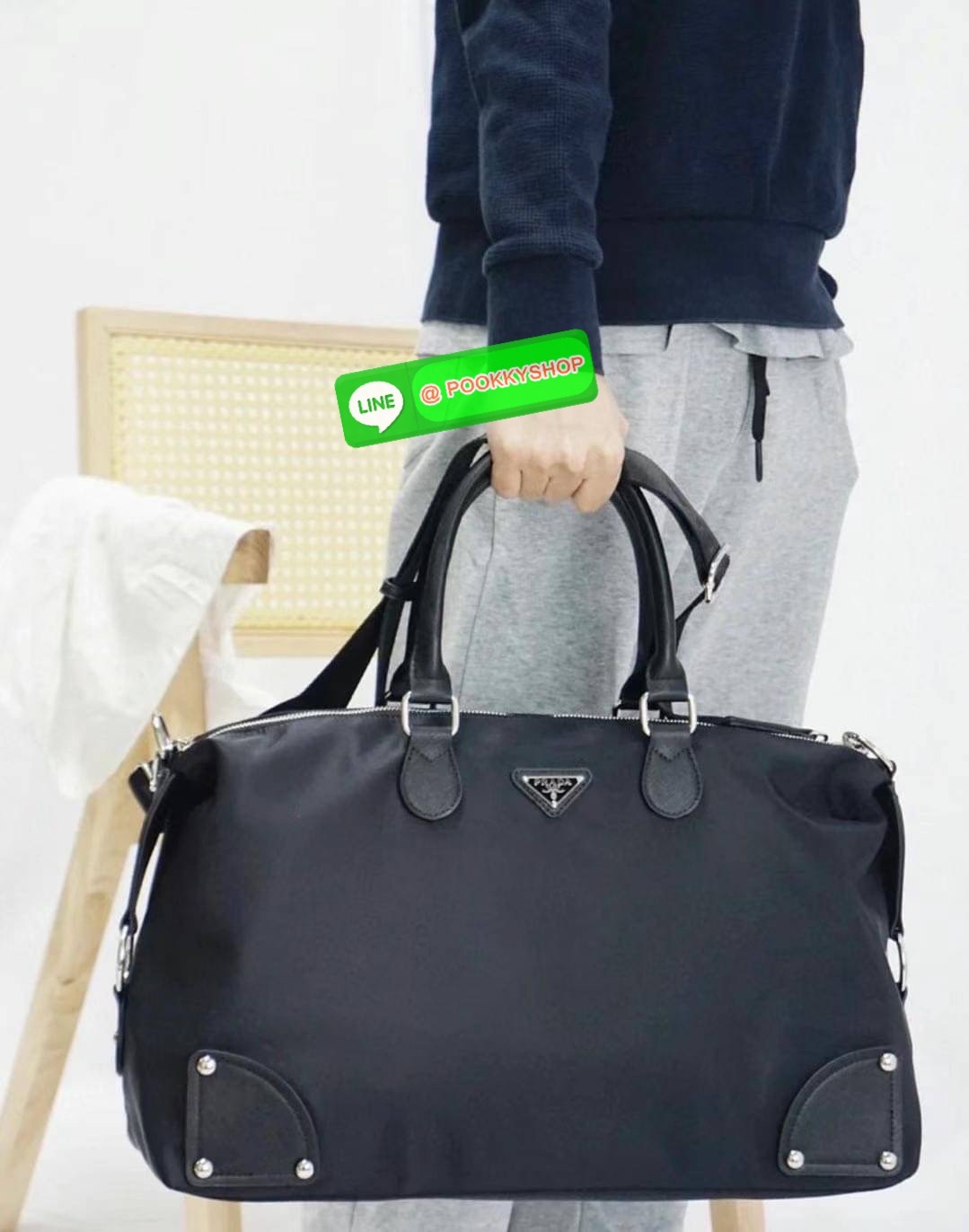 New Arrivals!!!PRADA Bag Premium gift กระเป๋าเดินทางขนาดใหญ่ วัสดุ Nylon กันน้ำ อะไหล่เงิน ถือหรือสะพายไหล่ได้ น้ำหนักเบาจุของได้เยอะ เดินทางต่างจังหวัดได้สบายๆ ด้านในโล่งมี1ช่องซิป และช่องจัดระเบียบอีก3ช่อง ซับใบผ้าลายแบรนด์หรู สายยาวถอดสายได้ปรับระดับได