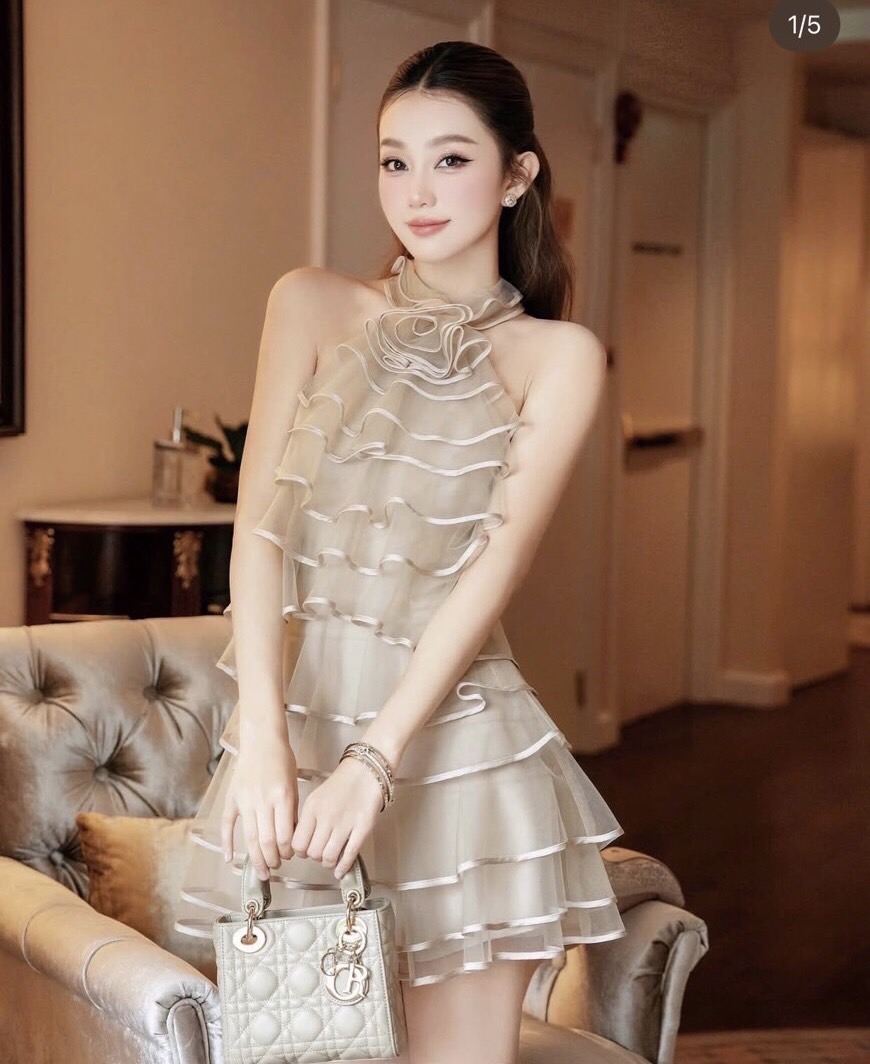 เดรสแฟชั่น ชุดเดรสเนื้อผ้าชีฟองเนื้อนุ่มไหลเบา ดีไซน์โค้งรับสรีระ พร้อมแต่งระบายหลายชั้นอย่างลงตัว