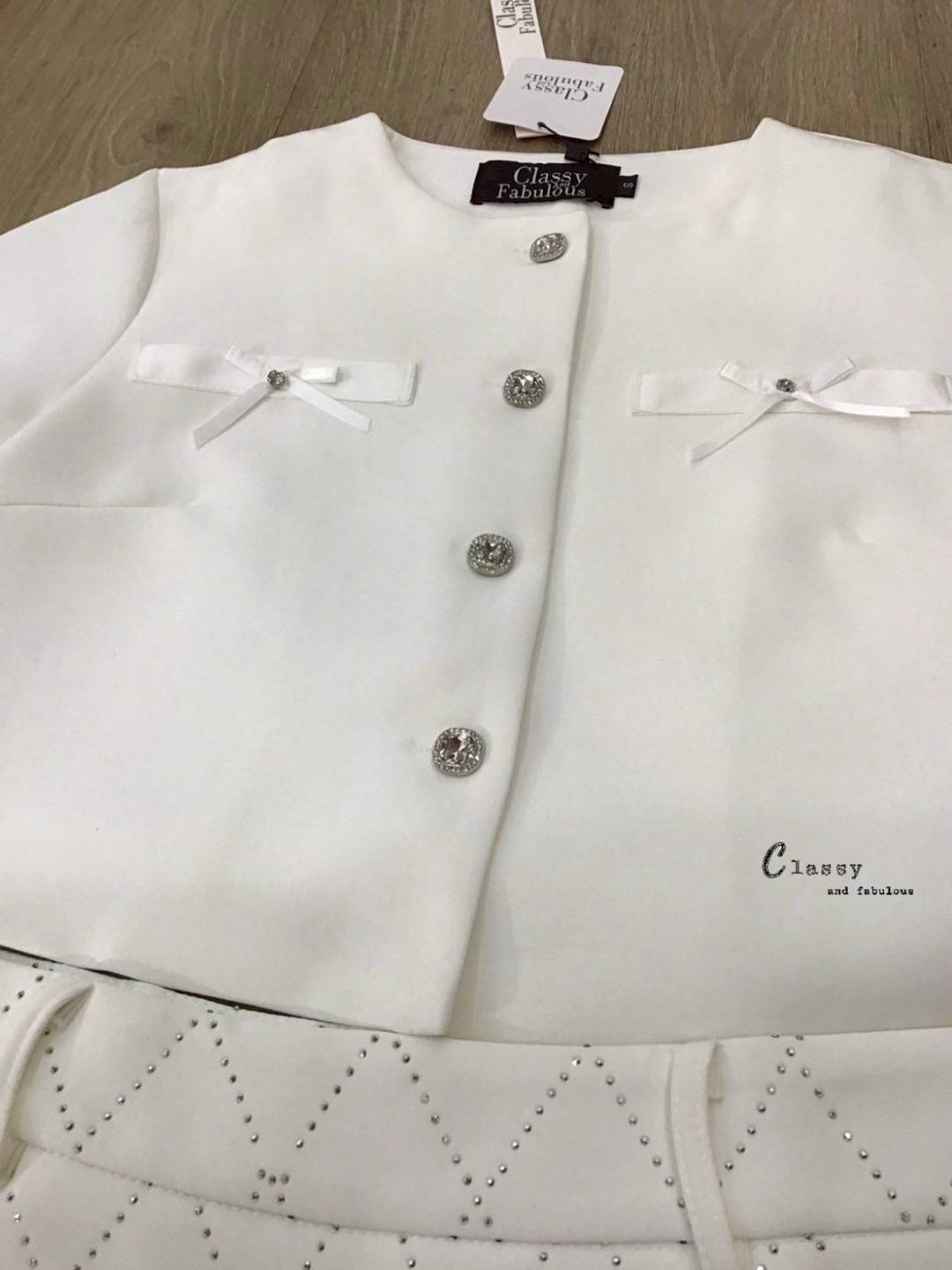 ชุดเซทแฟชั่น set เสื้อผ้าพื้นคอกลมแขนสั้นติดโบว์กระดุมเพชรด้านหน้า + กระโปรงยาวเพชร