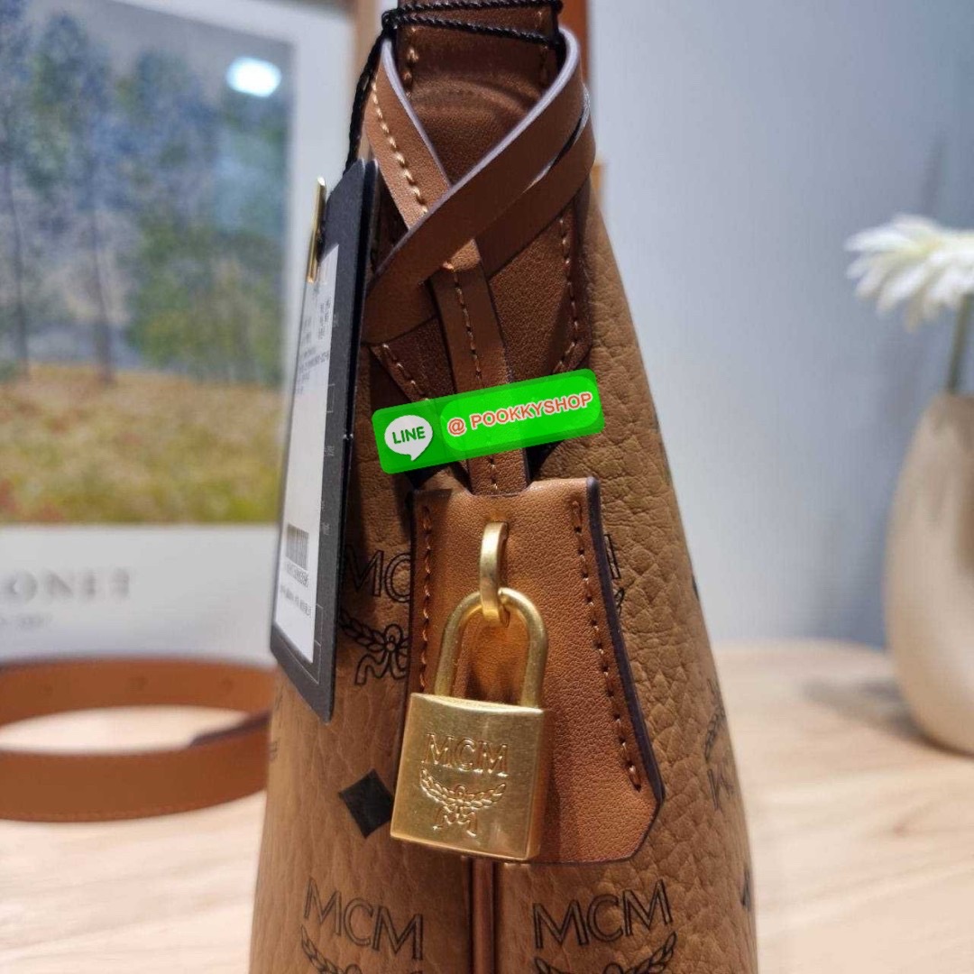 MCM AREN HOBO IN VISETOS 🔆 Details ฮอตฉ่ำมาก! กับกระเป๋าสะพายทรงโฮโบ ทรงสวยมาก ขนาดกำลังดี จุของได้เยอะ ใช้งานสะดวกด้วยการรูดซิป พิเศษแถมพวงหนังและชุดกุญแจล็อคมาให้ด้วย ถอดออกได้ นำไปใช้กับกระเป๋าใบอื่นได้ด้วย ภายในโล่งกว้าง ใส่ของสำคัญได้อย่างครบ