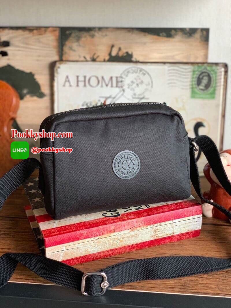 Kipling BRight Disney's Minnie Mouse And Mickey Mouse รุ่น crossbody น้ำหนักเบา วัสดุ100% Polyamide มีเหล่าบรรดามิคกี้และมินนี่ที่มาวาดลวดลายลงบนกระเป๋าให้ดูมีสีสัน ที่มีเอกลักษณ์เฉพาะตัว และยังเป็นรุ่นลิมิเต็ดเอดิชั่นฉลองครบ90ปีของวอลท์ดิสนีย์อีกด้ว