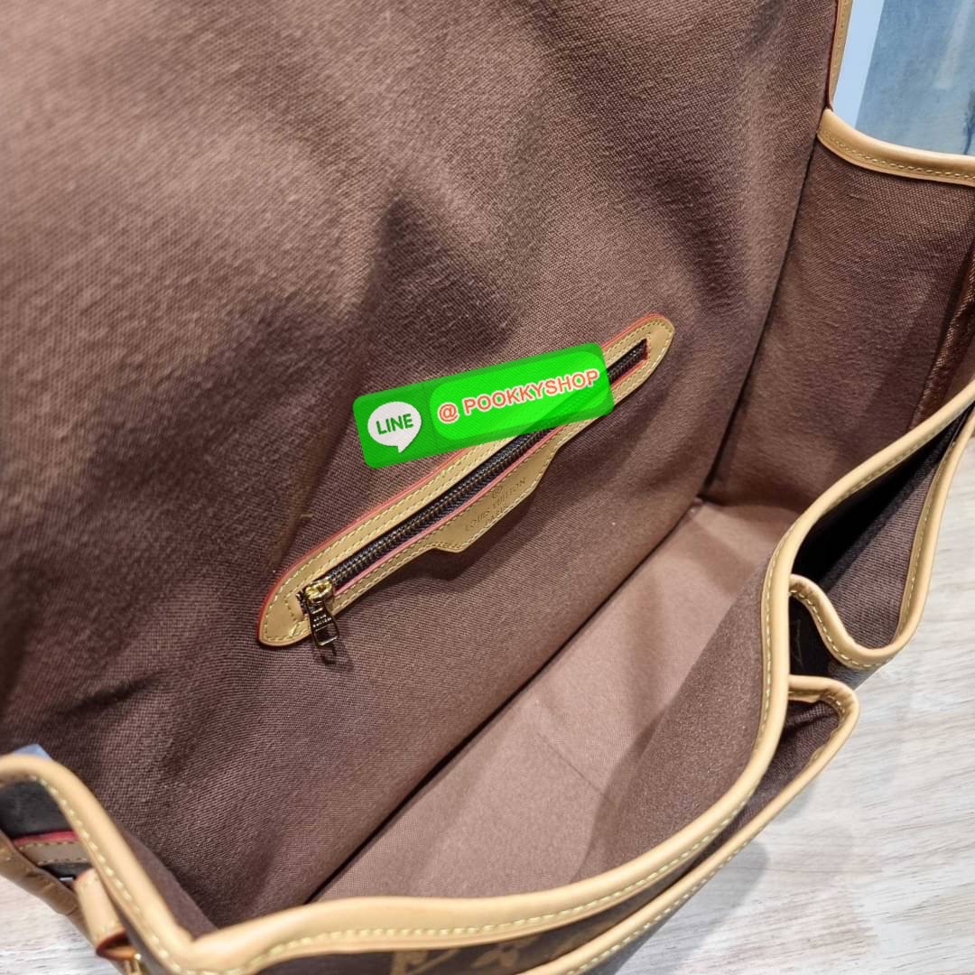 LV GIBECIERE CROSSBODY BAG กระเป๋าสะพายข้างใบใหญ่ ทรงแมสเซนเจอร์ เอาใจหนุ่มๆ ดีไซน์วินเทจ ย้อนยุค คลาสสิคไม่มีเบื่อ วัสดุหนังแคนวาส ทนทาน เปิด-ปิดด้วยสายคาดปรับระดับได้ ภายในมีช่องแบ่งเป็นสัดส่วนอย่างดี มีช่องซิป สายสะพายปรับได้ตามชอบ ใส่ของได้เลยแบบจุใจ