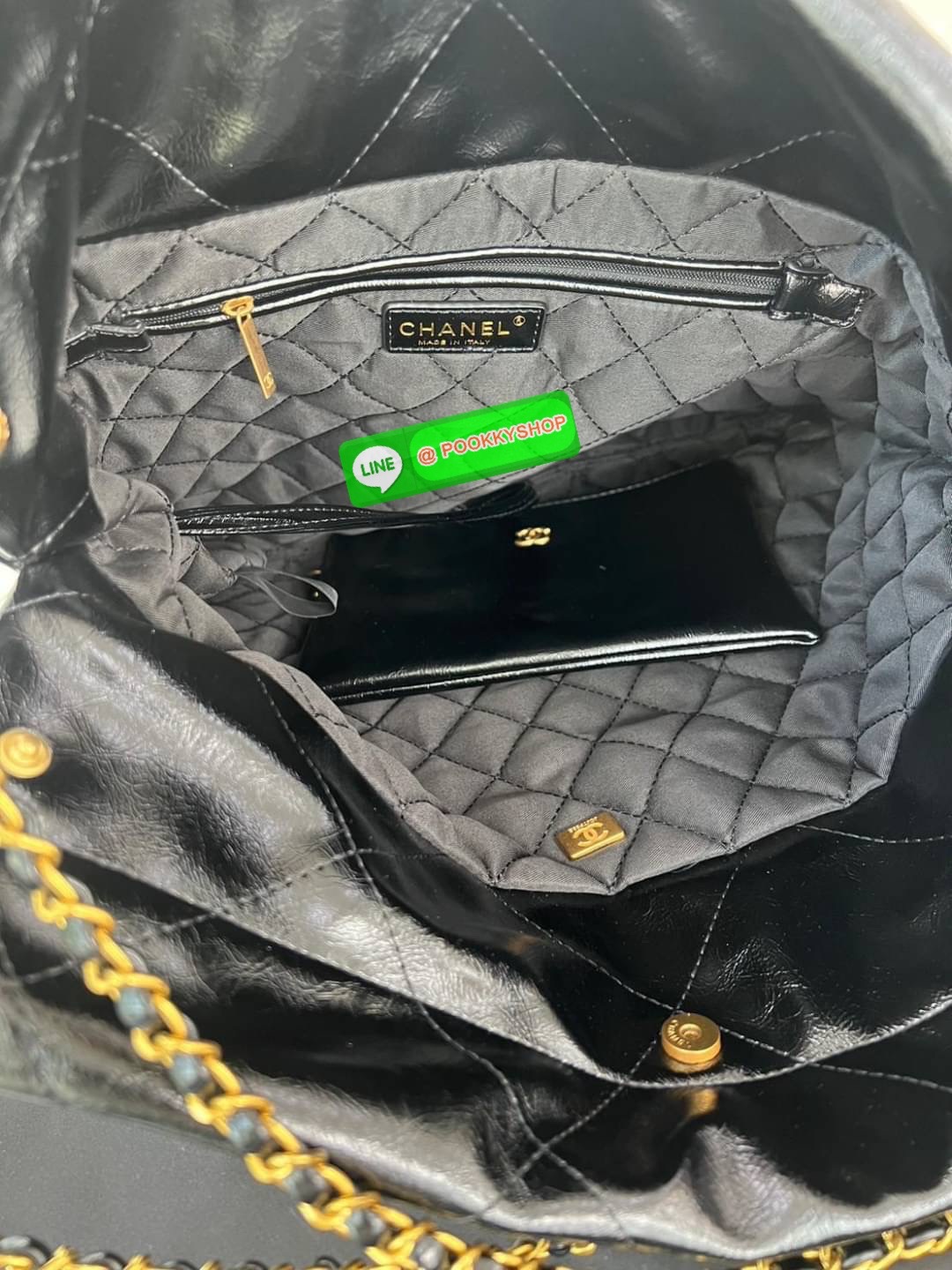 New Arrivals!!! CHANEL BAG VIP GIFT WITH PURCHASE (GWP) พรีเมี่ยมกิ๊ฟสุดหรู วัสดุหนังแกะสังเคราะห์นุ่ม ลื่น มันเงา อะไหล่ทองหรูหรา ไอเท็มมาแรง เกินต้านน ดีเทลเรียบๆแต่หรูหรา ใช้ได้ทุกโอกาศ เปิด-ปิด ด้วยกระดุมแม่เหล็ก ภายในโล่ง มีช่องซิป มาพร้อมใบลูกใส่ตัง