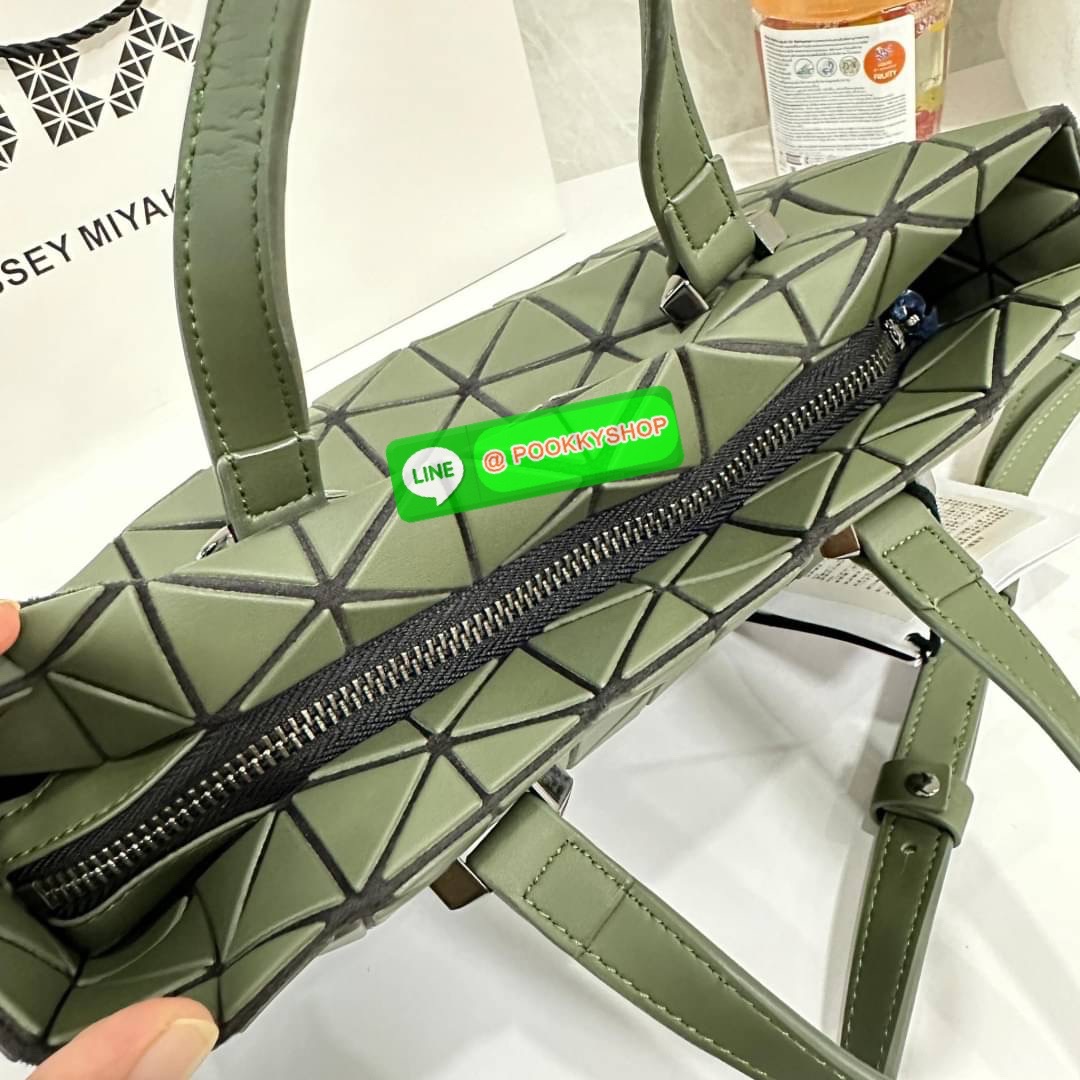 Bao Bao issey Miyake Tonneau Small Matte Bao Bao Issey Miyake รุ่น TONNEAU (ทอนโนะ) กระเป๋าทรง Boston Bag ที่โดดเด่นด้วยลายแพทเทิร์น 3 เหลี่ยมด้านเท่าเรียงต่อกัน ทำให้กระเป๋าใบนี้มีความโดดเด่นทั้งในเรื่องของดีไซน์ที่ทันสมัย และการใช้งานที่ครบทุกฟังก์ชั่น
