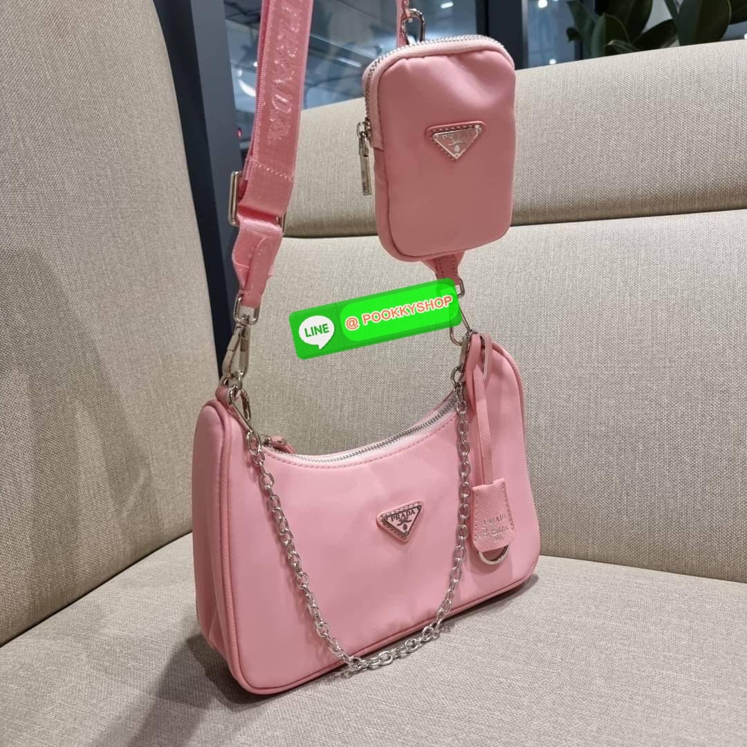 PRADA RE-EDITION 2005 RE-NYLON SHOULDER BAG ไอเท็มสุดปัง ที่ฮิตตลอดกาลไม่ว่าจะปีไหนๆ จัดให้ครบทั้งสีขายดีและสีใหม่ล่าสุด ที่สายคุณหนูห้ามพลาด!! กับกระเป๋าสะพายทรงคลาสสิค เหมาะเป็น everyday bag มากๆ วัสดุผ้าไนล่อนคุณภาพ พร้อมใบลูก ไว้ใส่เหรียญ ใส่กุญแจได้ส