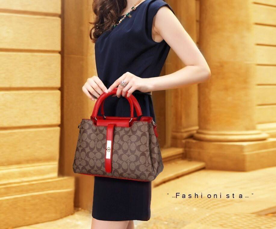 สินค้าดีมีคุณภาพ งานขายดีพร้อมส่งเลยค่ะ!! กระเป๋าสะพายทรงถือสไตล์งานแบรนด์ วัสดุ pu พิมพ์ลายโลโก้ เนื้อหนานุ่มขึ้นทรงคุณภาพดีไม่ซึมน้ำ ดีไซน์เรียบหรูดูดี หูจับกระเป๋าอย่างหนาแต่งอะไหล่แบบสายเข็มขัดด้านหน้าเก๋มากค่ะ ช่องใส่ของแบ่ง 3 ช่อง ใส่ของได้เป็นระเบี