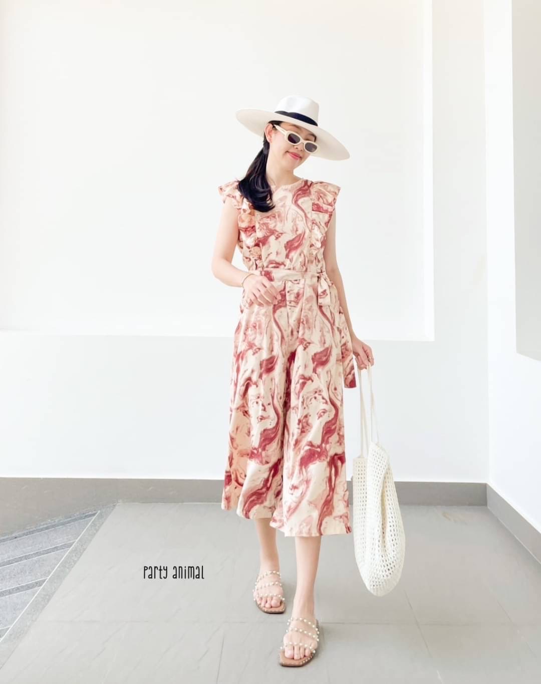 Marble Jumpsuit จั๊มสูทห้าส่วนทรงปล่อย แต่งระบายช่วงอก มาพร้อมเชือกผูกเอว เนื้อผ้า polyester พลิ้วๆนุ่มใส่สบาย งานมีซับในตัว ซิปหลัง และกระเป๋าล้วงข้างตัว เป้ายาวไม่รั้งค่ะ 2สี
