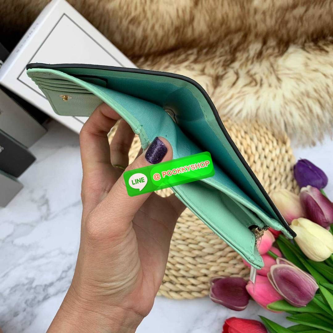 Lyn Wallet กระเป๋าตังLYN ขนาดใบกลาง ด้านหน้าติดโลโก้แบรนด์ ด้านในมีช่องใส่บัตร8ช่อง ช่องใส่ธนบัตรและช่องซิบแยกใส่เหรียญ ตัวจับซิบปั๊มแบรนด์ ใครกำลังมองหากระเป๋าสตางค์สีเรียบๆชิคๆแนะนำค่ะ