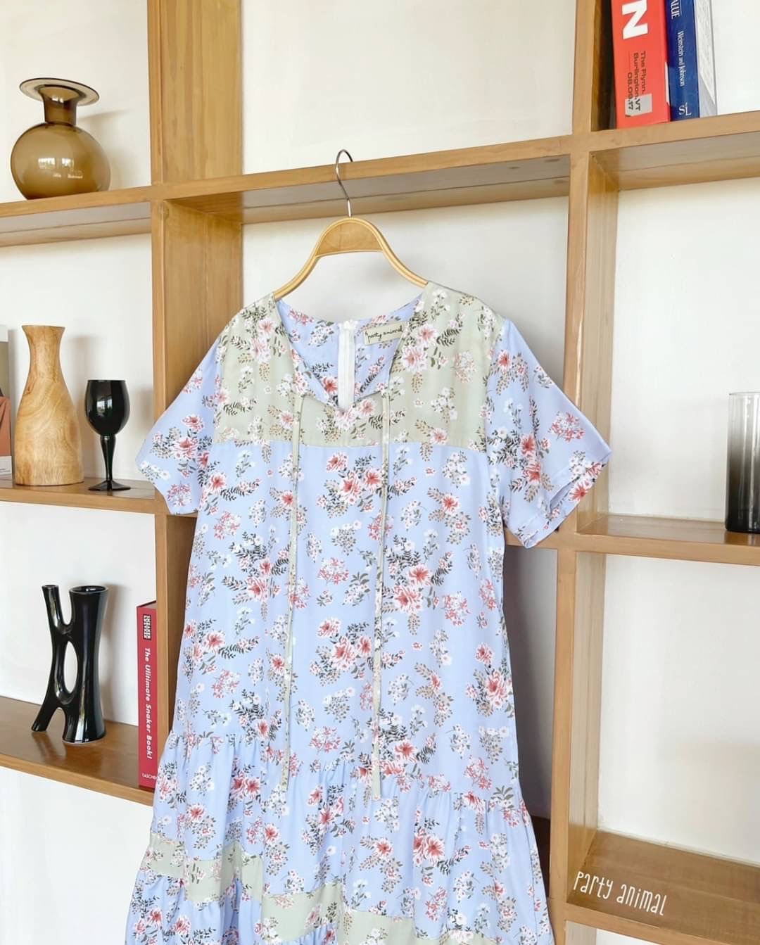 เดรสลายดอกไม้ตัดต่อสลับสีแบบทูโทน ทรงปล่อยต่อชายระบายสองชั้น คอผูกโบว์ได้ เนื้อผ้าไหมญี่ปุ่นพริ้วๆใส่สบาย งานมีซับในตัวค่ะ ซิปหลัง มีกระเป๋าข้างค้า 2สี