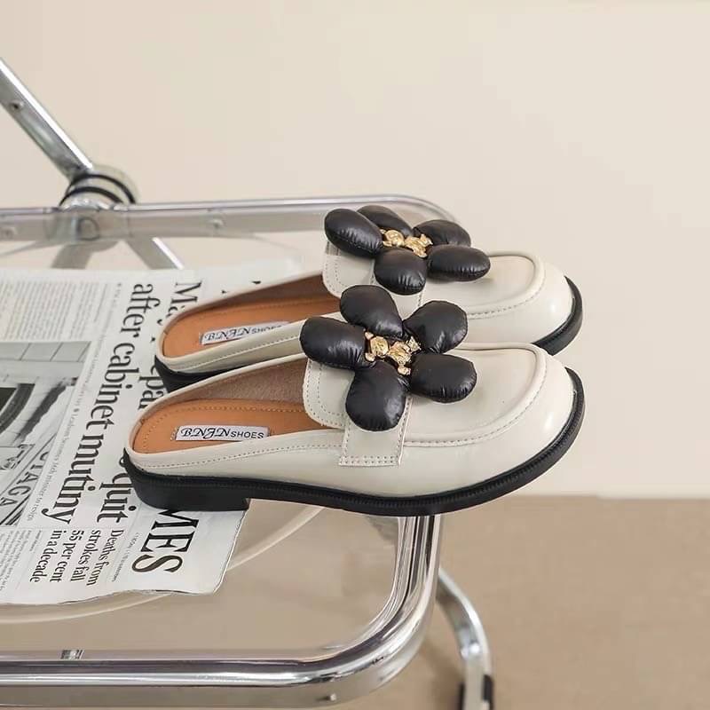 รองเท้าเกาหลีเกาใจน่ารักไม่ไหวรุ่นนี้ เป็นทรงปิดหน้าด้านหน้ามีแต่งดอกไม้ใหญ่ประดับติดด้วยน้องหมีสีทองดีมาก ด้วยรองเท้าเป็นหนังเปิดหลังสวมใส่ง่าย คู่นี้แมทช์กับชุดไหนก็เริ่ดไม่ซ้ำใครแน่นอนค่ะ