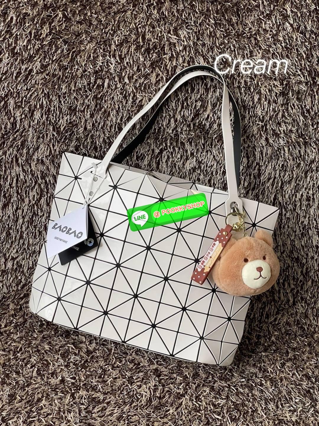 💕 Bao Bao Issey Miyake ROCK MATTE ซีรีส์นี้จะเป็นทรงสี่เหลี่ยมผืนผ้า มีซิปปิดด้านบน ถือเป็นรุ่นที่เหมาะกับการใช้งานในชีวิตประจำวัน สามารถพับมุมและบริเวณด้านล่างของกระเป๋าเพื่อเพิ่มความสะดวกสบายในการใช้งาน ทั้งยังช่วยให้วางกระเป๋าในแนวตั้งได้อีกด้ว