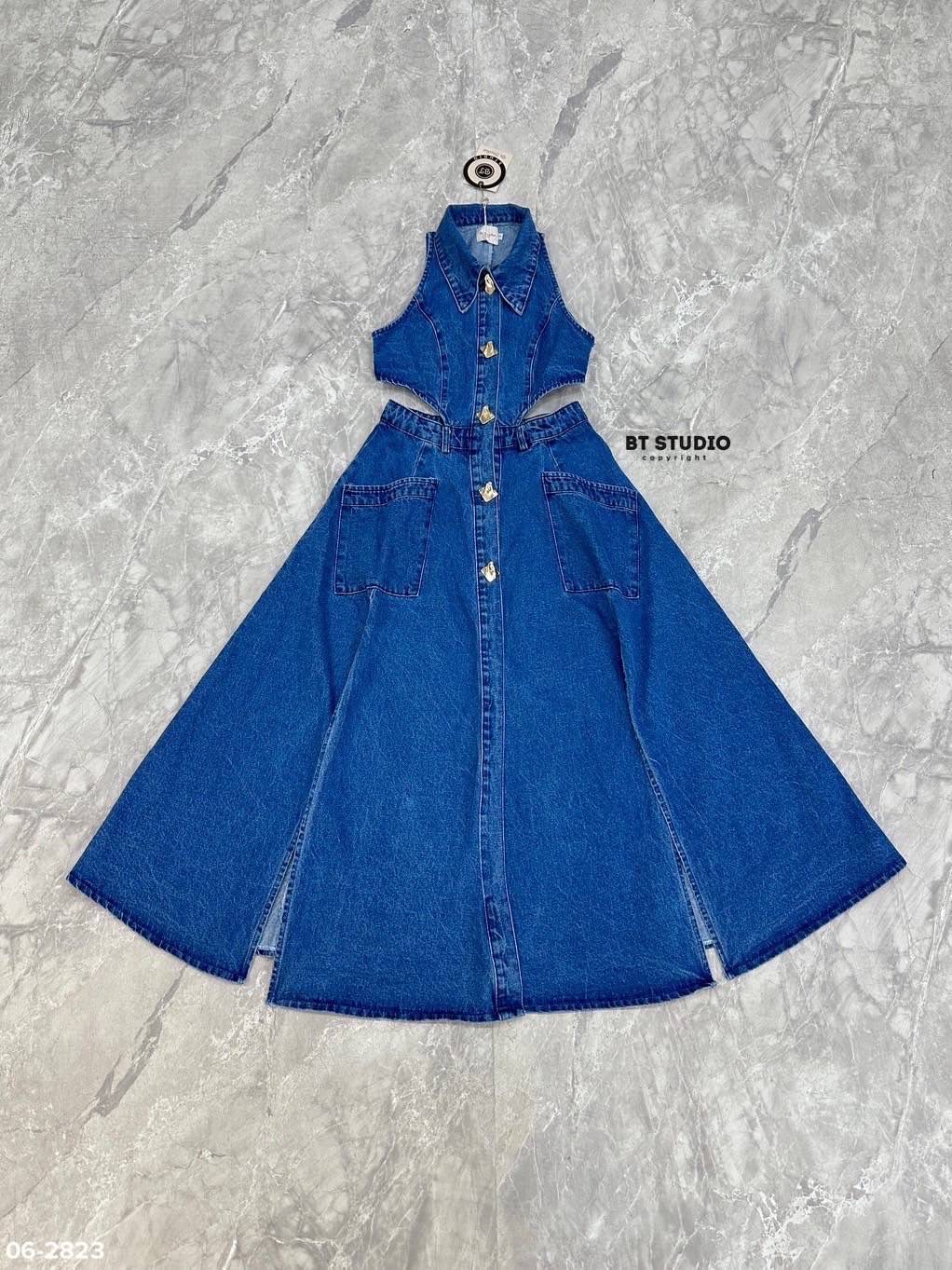 เดรสแฟชั่น เดรสยีนส์แขนกุดคอปกกระดุมหน้า เว้าเอวไปด้านหลัง ผ่าข้างสูงด้านหน้าทั้งสองข้าง