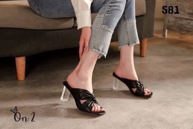 รองเท้าส้นสูง ส้นแก้วดีไซน์หน้าไขว้หนังนิ่มพื้นช่วงหน้าหัวตัดใส่แล้วช่วยให้เท้าดูขาวเรียวสวย มา 2 สีค่ะ