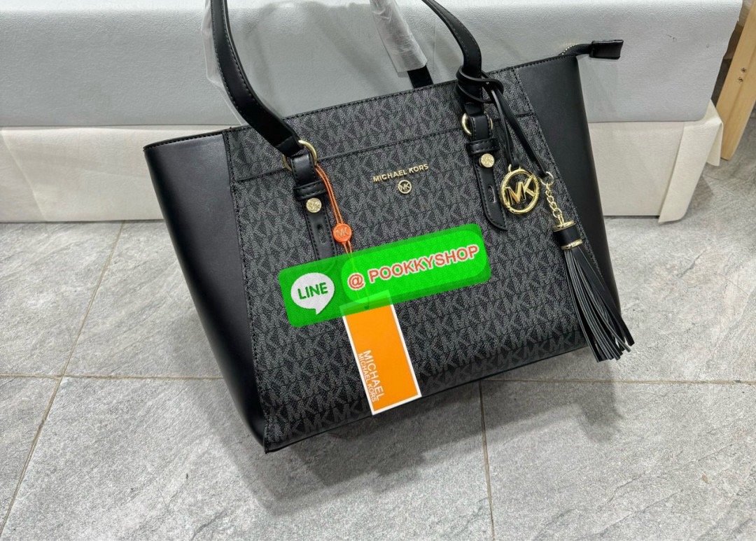 MICHAEL KORS TOTE BAG กระเป๋าสะพายไหล่ทรง Tote ใบใหญ่กำลังดีหนัง Saffiano สวยหรูอยู่ทรง ด้านหน้าประดับโลโก้สีทองสวย พร้อมอะไหล่ห้อยแบรนด์ ภายในมี 2 ช่องหลัก 1 ช่องซิปกลาง และช่องเล็ก ใส่ของจุกจิก และสายห้อยกุญแจ กว้างและจุ ใส่ ipad เอกสาร A4 กระเป๋าสตางค์
