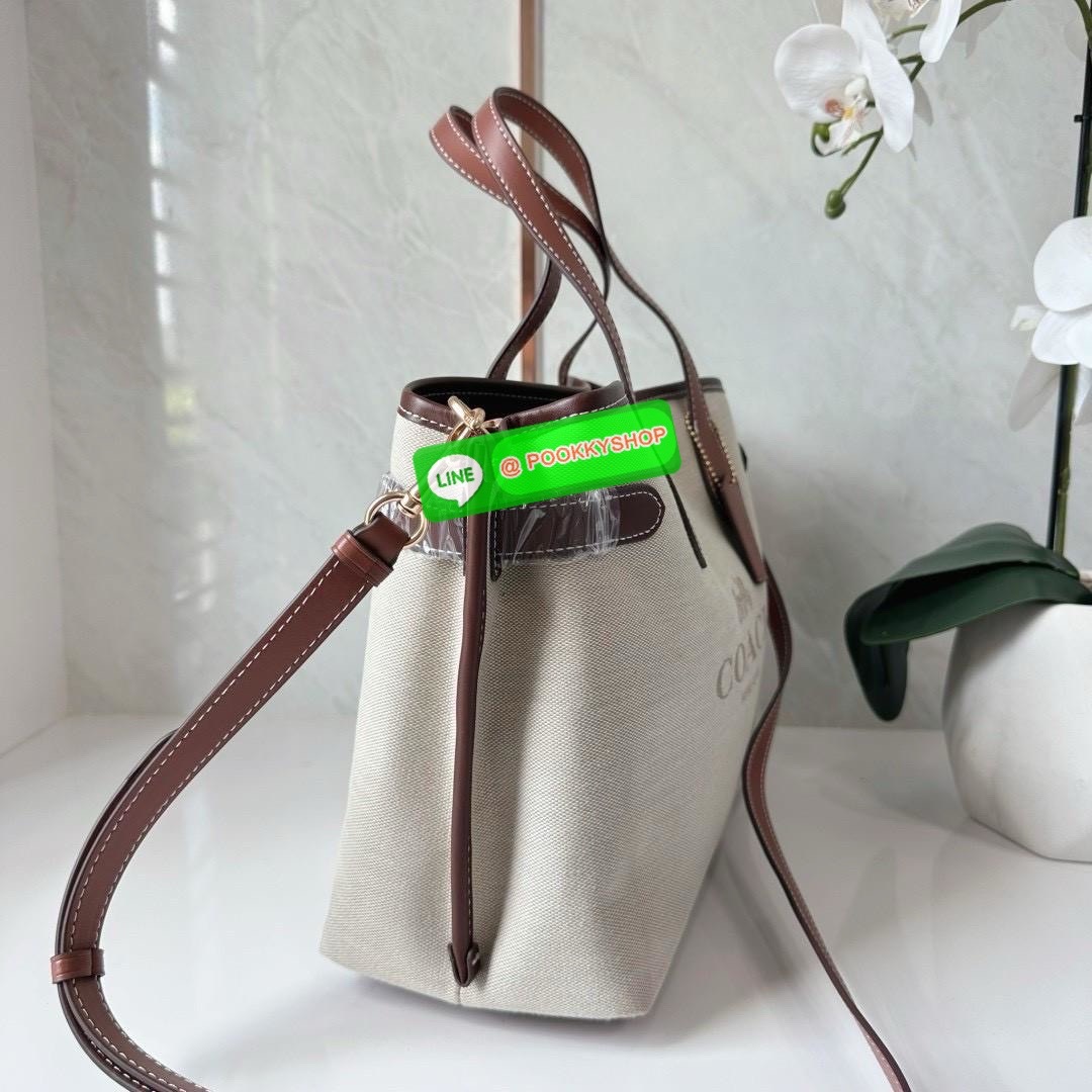 COACH HANNA CARRYALL WITH COACH CH189 IMNAM 🔖กระเป๋าสะพายไหล่/ถือ รูปทรงสวยหรู ลุคคุณนายมากแม่ 🔖วัสดุ: ผ้าแคนวาสตัดขอบหนัง 🔖เปิด-ปิดแบบกระดุมแม่เหล็ก ภายในกระเป๋ามัลติฟังก์ชั่น ช่องซิปกลาง บุผ้า 🔖สายสะพายถอดและปรับระดับได้