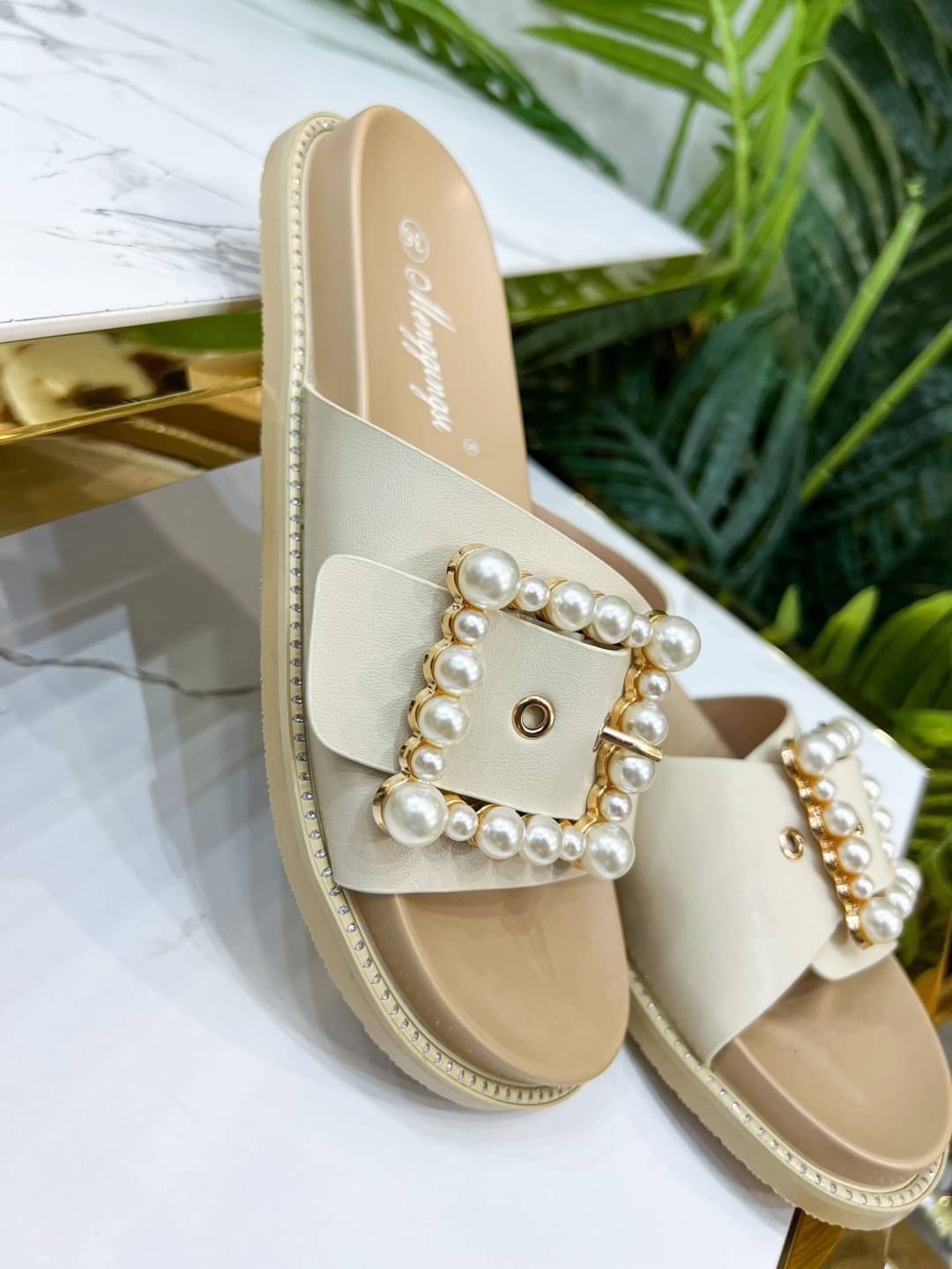 รองเท้าแตะรุ่นนี้บอกเลยว่าสวยมาก ด้านหน้ามีมุกประดับเป็นทรงสีเหลี่ยม ด้านข้างของรองเท้ายังมีเพรชเล็กๆติดรอบรองเท้าคือเริ่ดมาก เป็นรองเท้าแตะที่ไม่เหมือนใครมีดีเทล คู่นี้พลาดไม่ได้เลยนะคะ