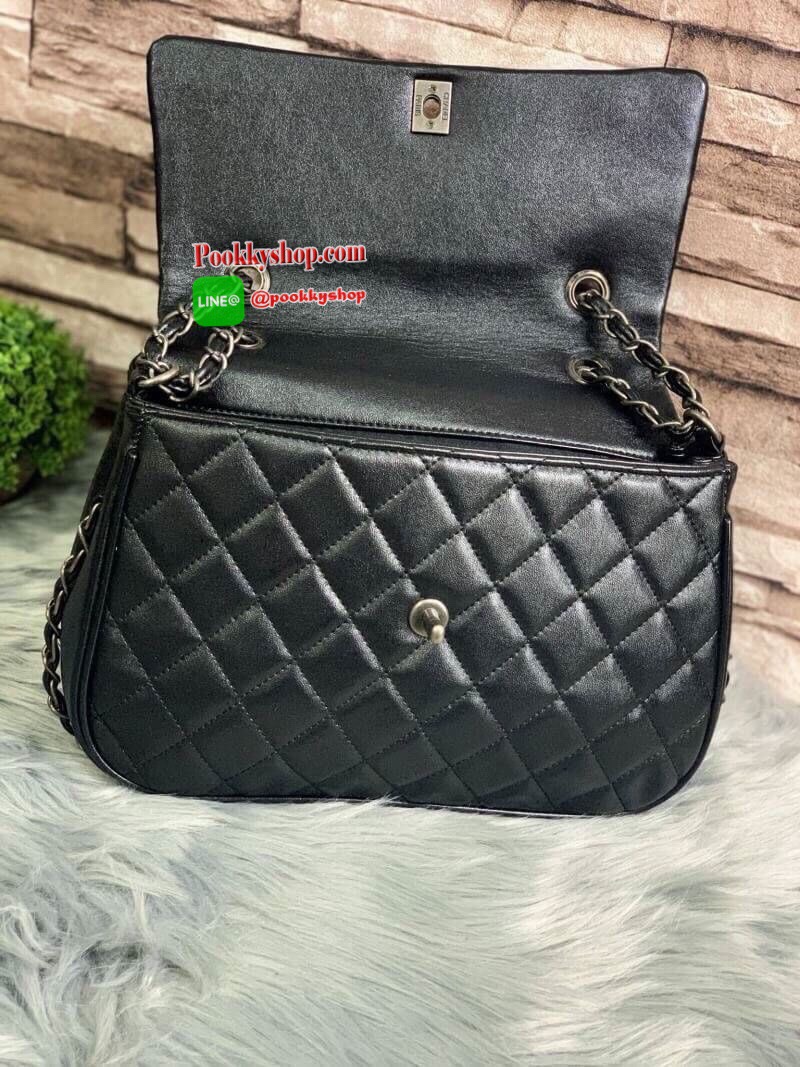 Chanel Quilted Chain Sling Bag วัสดุหนังแกะสังเคราะห์ขึ้นลายตารางหนังสวยอยู่ทรง ดีไซน์ไฮโซ เปิดปิดด้วยฝาปิดกระดุม ภายในมีโลโก้และช่องใส่ของ ใส่กระเป๋าสตางค์ใบยาว มือถือ ของจุกจิกได้เยอะ น้ำหนักเบา ด้านหลังมีช่องใส่ของ มาพร้อมสายโซ่ร้อยหนัง อะไหล่ดำคลาสสิค