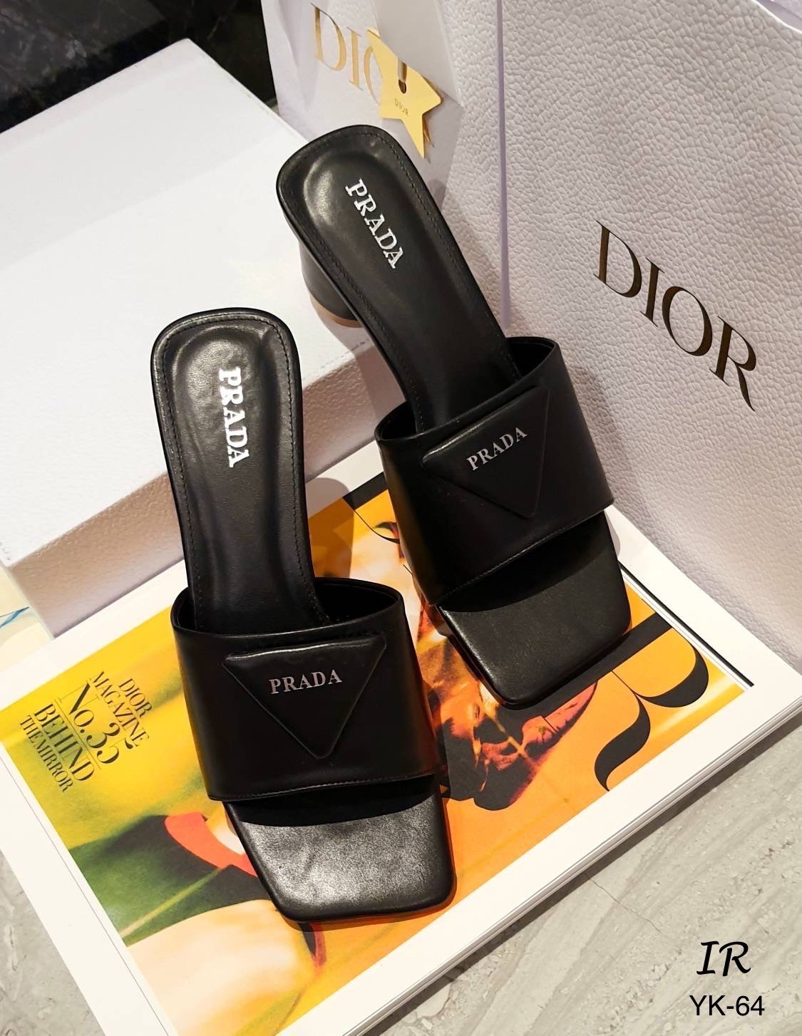 แบบขายดี!!! พร้อมส่ง Prada รุ่นใหม่ปังมากจ่ะแต่งโลโก้แบรนด์ พื้นหนางานดีเดินไม่เยกเยก ปั้มแบรนด์ ส้นกระบอกกบม 2.5 นิ้ว ใส่สวยมากค่าช่วงนี้