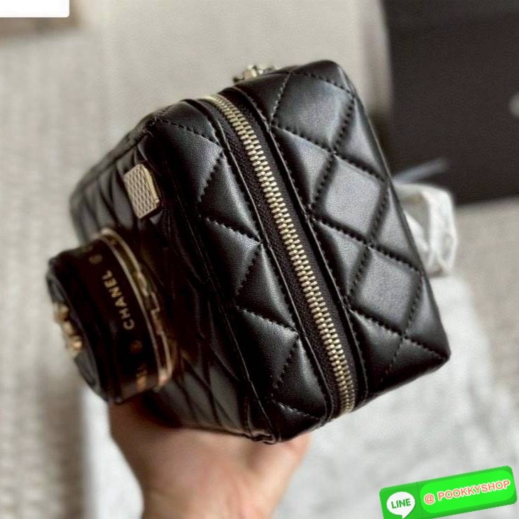 Chanel 24 camera bag Spring 2024 กระเป๋าสะพายทรงกล้อง เก๋มากสุดไอคอนิก ดีไซน์เป็นเอกลักษณ์ ดูแพงเกินเรื่อง มีความโดดเด่นดีไซน์คล้ายเลนส์ด้านหน้าเปิดเป็นกระจกได้ มาพร้อมสายสะพายยาว รูดใช้งานด้วยซิป ภายในโล่งกว้าง ใส่ของสำคัญต่างๆได้ครบ เป็นไอเท็มที่ตอบโจทย